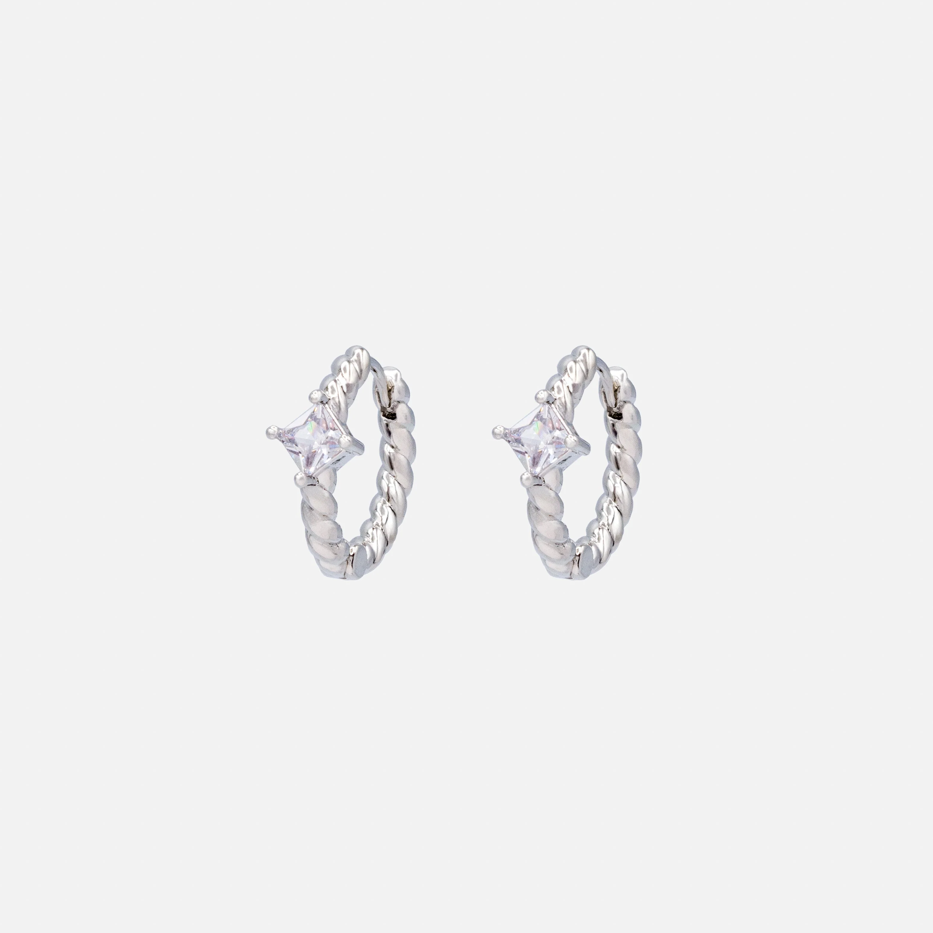 Boucles d'oreilles huggies argentées torsadées avec pierre translucide