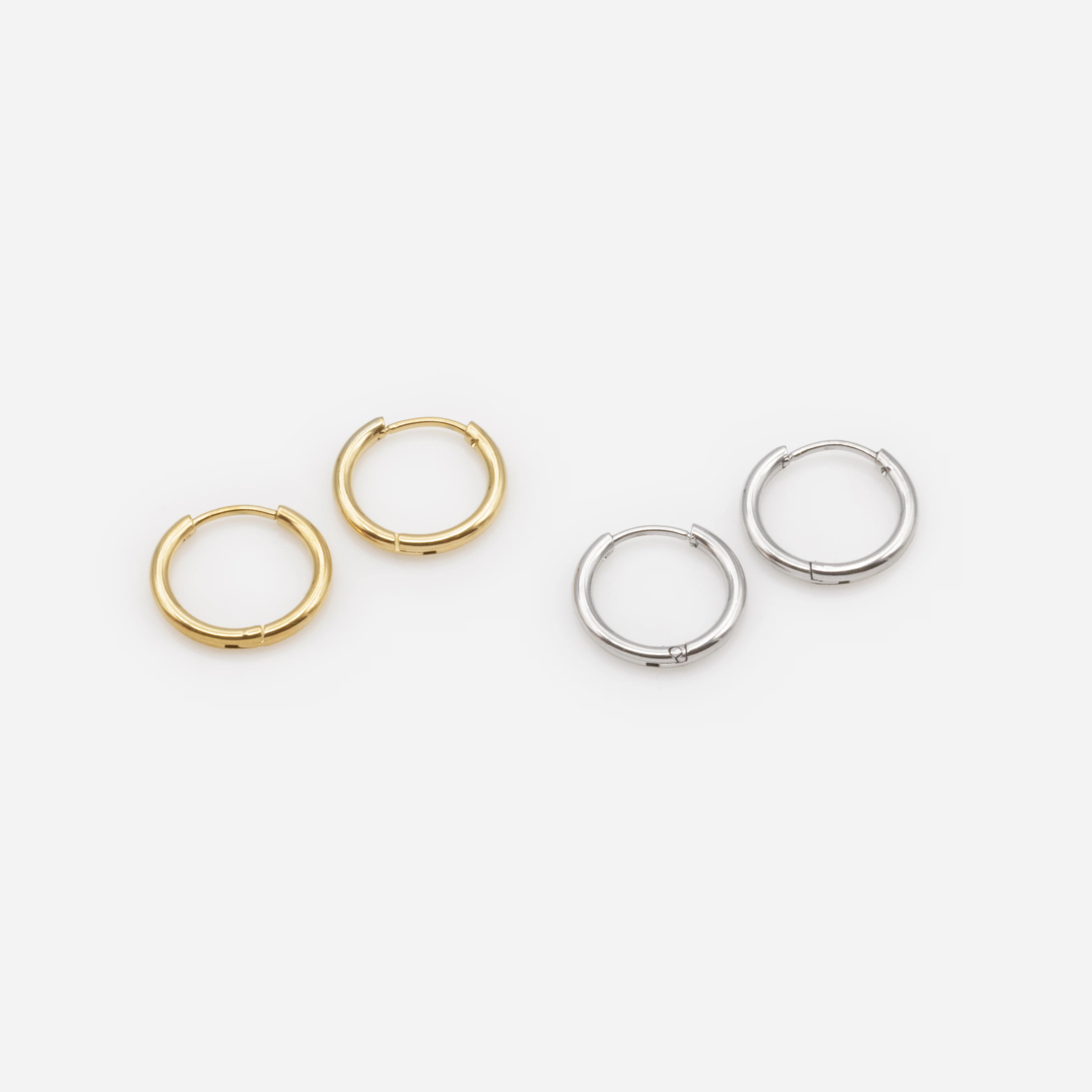 Boucles d'oreilles huggies deux tons en acier inoxydable - Image 2
