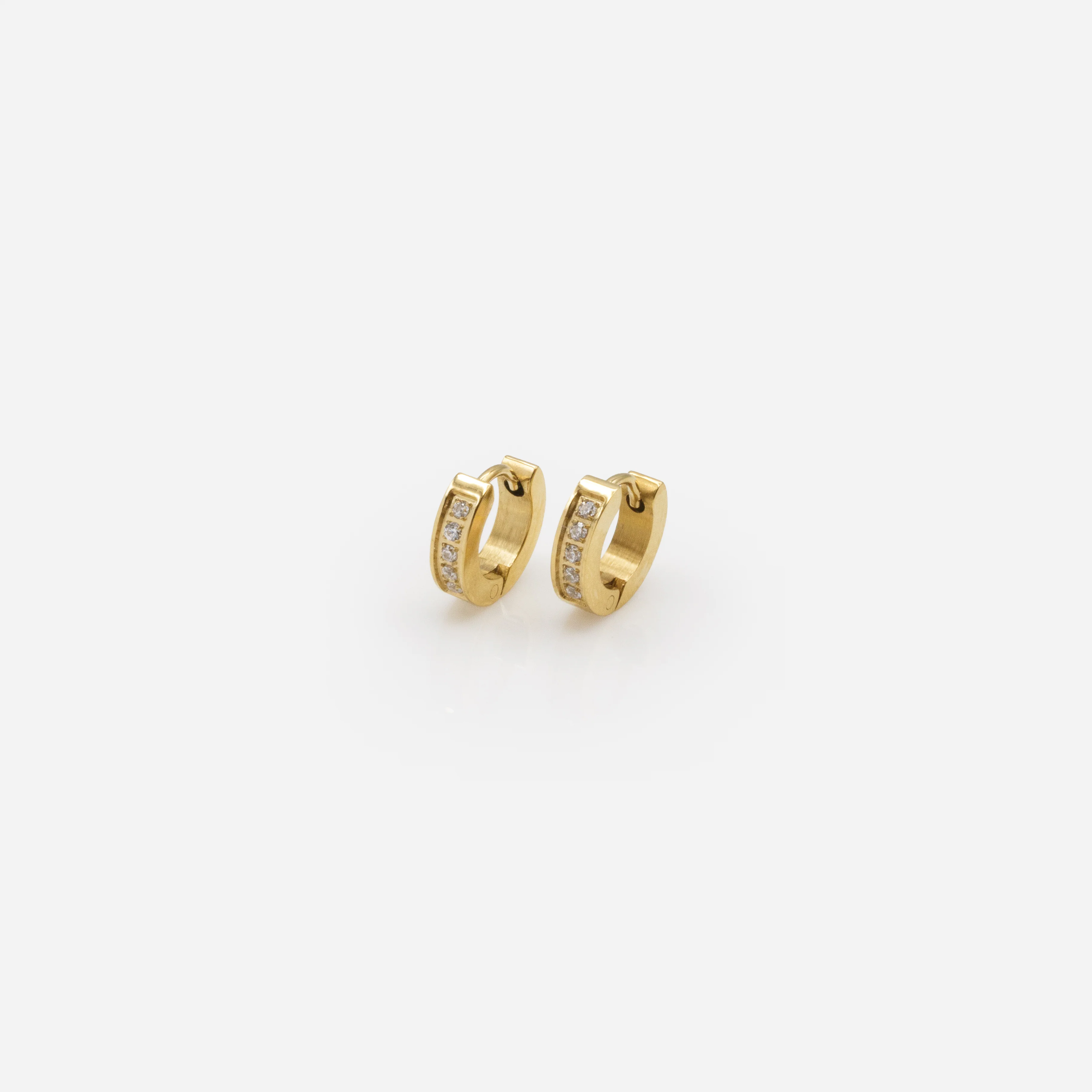 Boucles d'oreilles huggies dorées 11 mm avec rang de zircons en acier inoxydable - Image 2