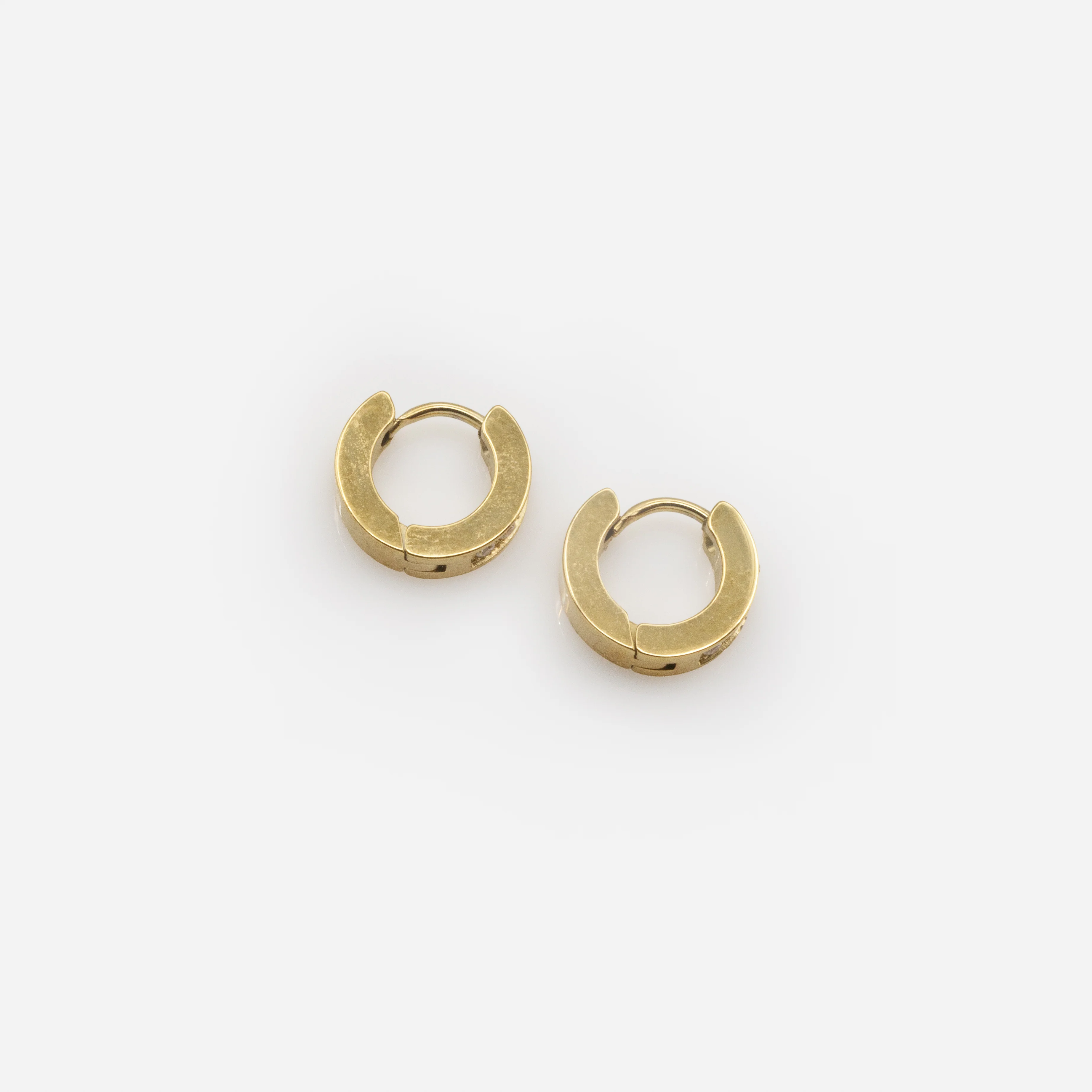 Boucles d'oreilles huggies dorées 11 mm avec rang de zircons en acier inoxydable - Image 4