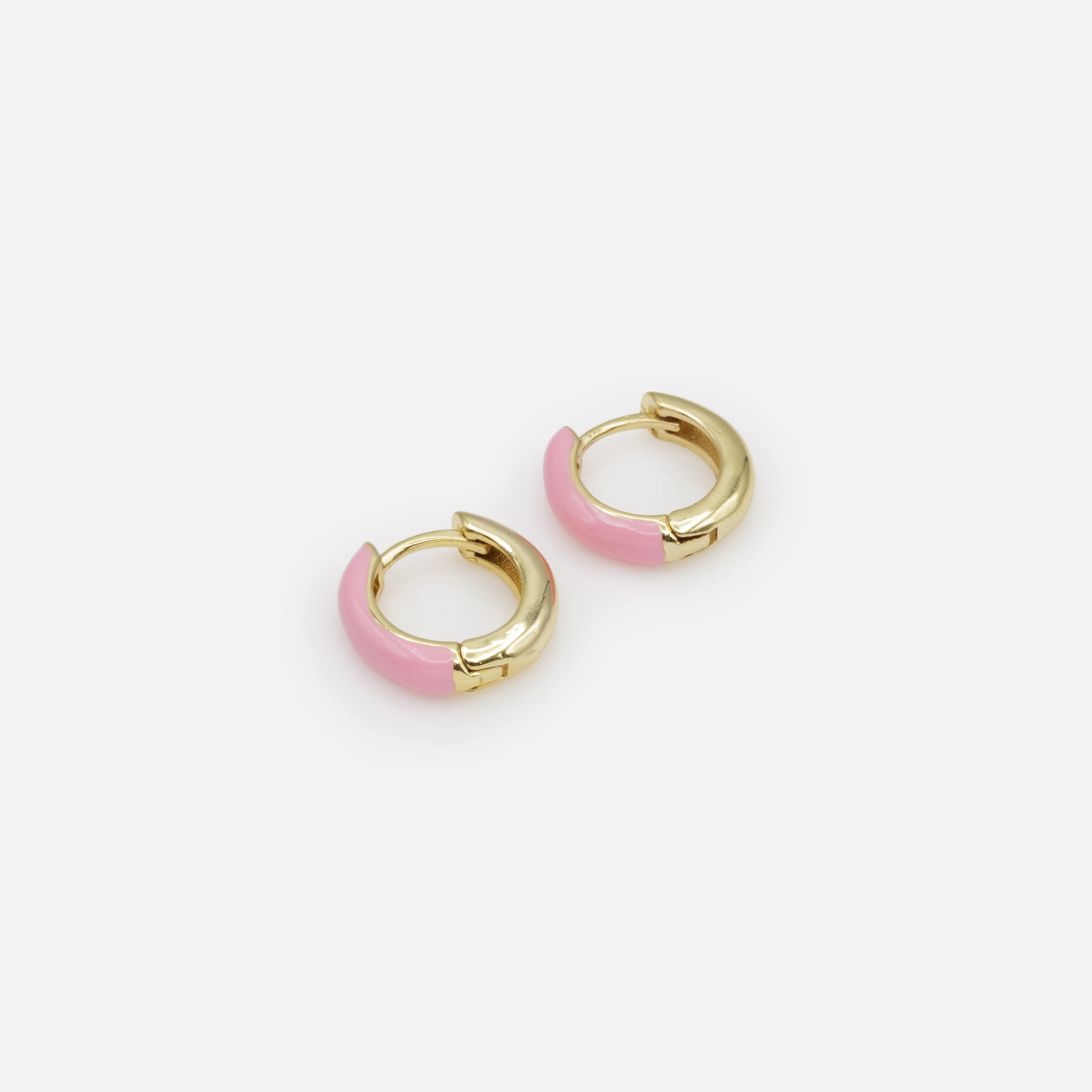 Boucles d'oreilles huggies dorées et roses 15 mm - Image 2