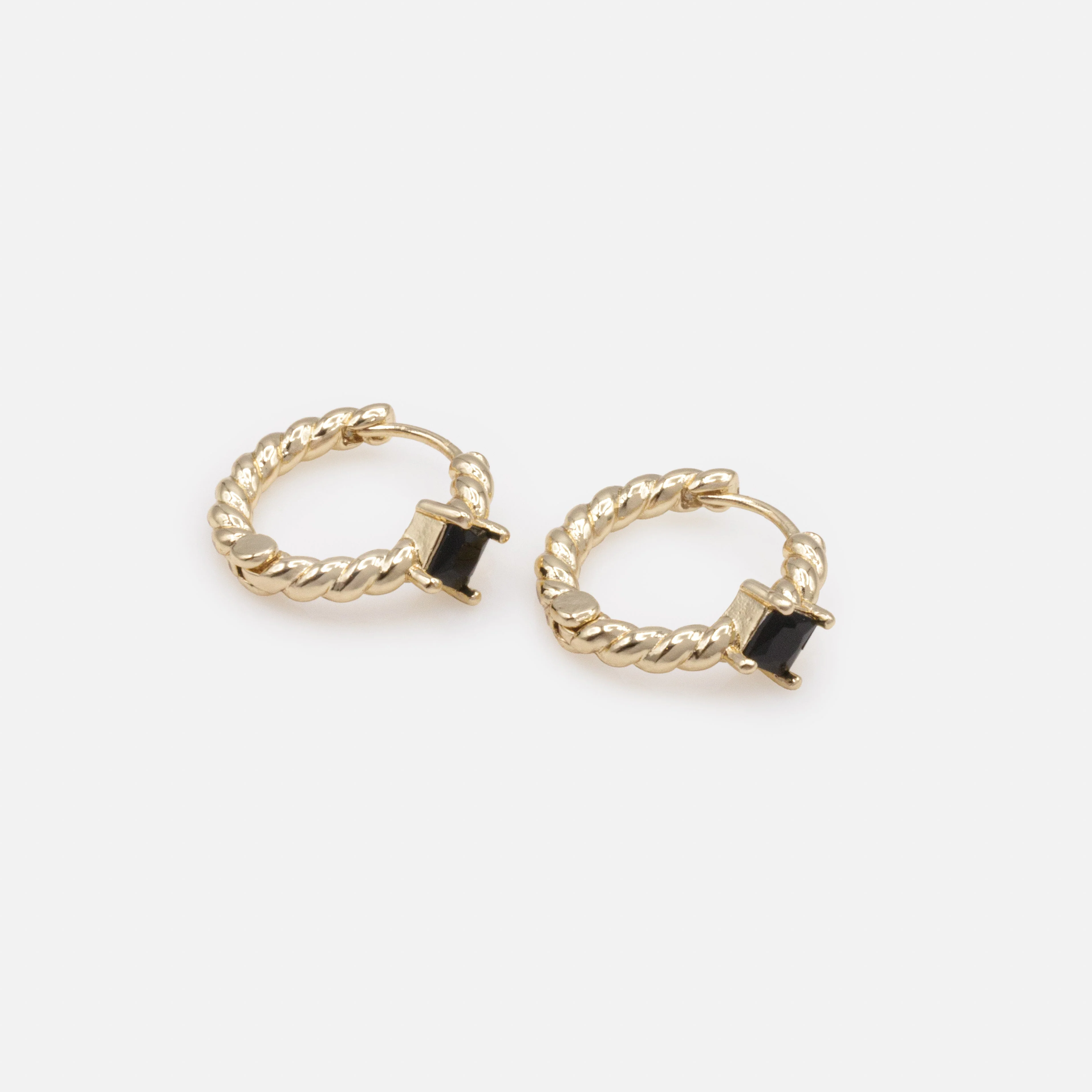 Boucles d'oreilles huggies dorées torsadées avec pierre noire - Image 2