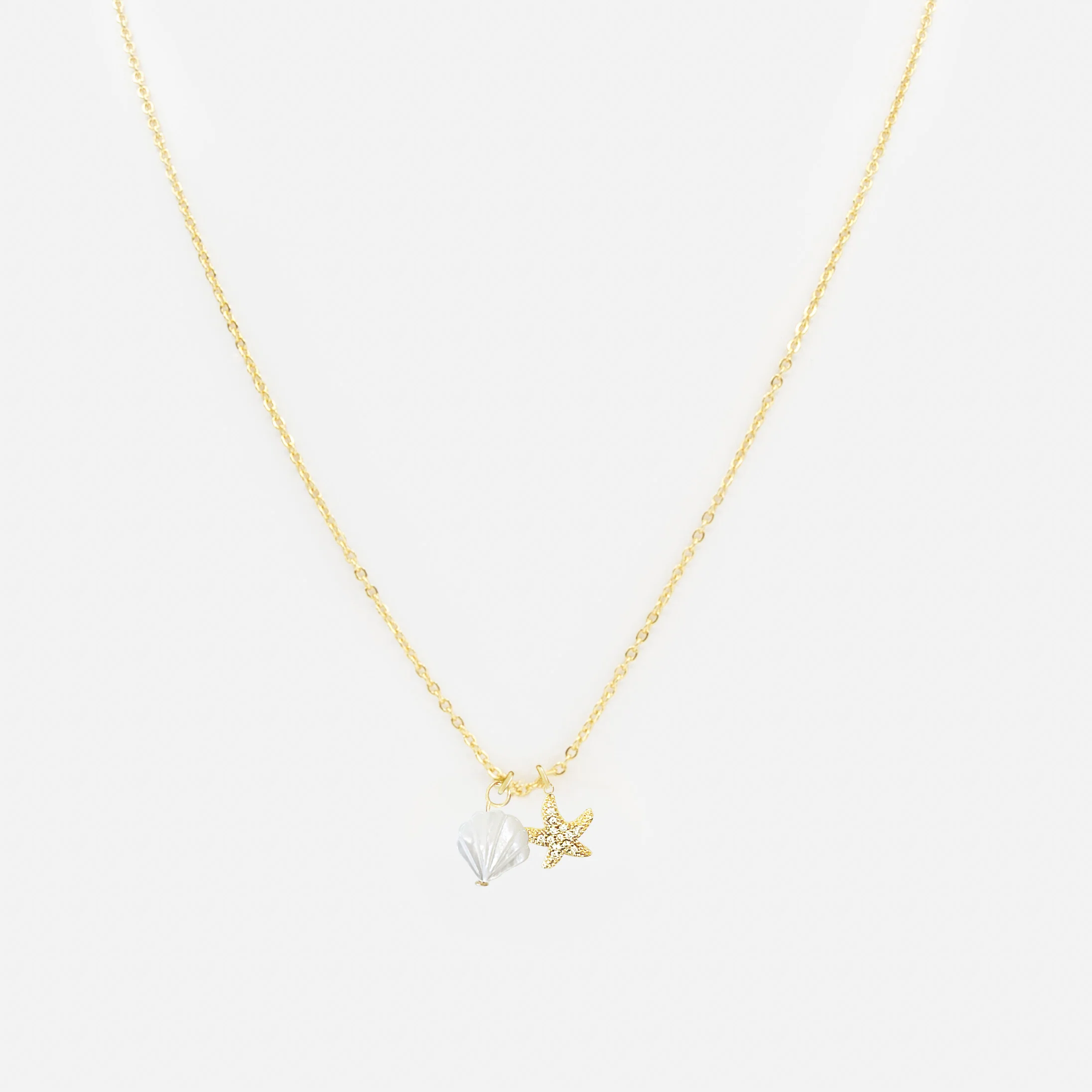 Collier doré breloques coquillage et étoile de mer