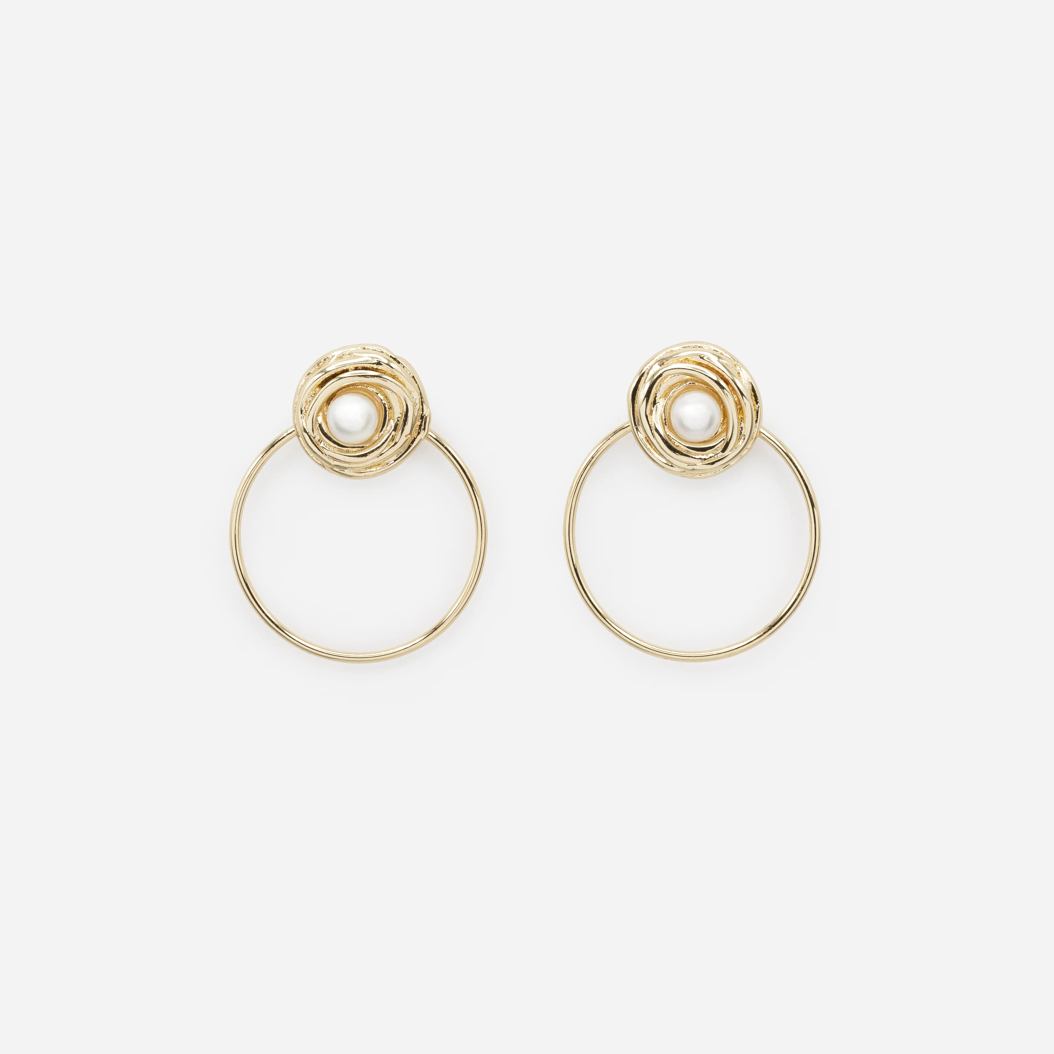 Boucles d'oreilles anneaux avec perle délicate dans son nid doré