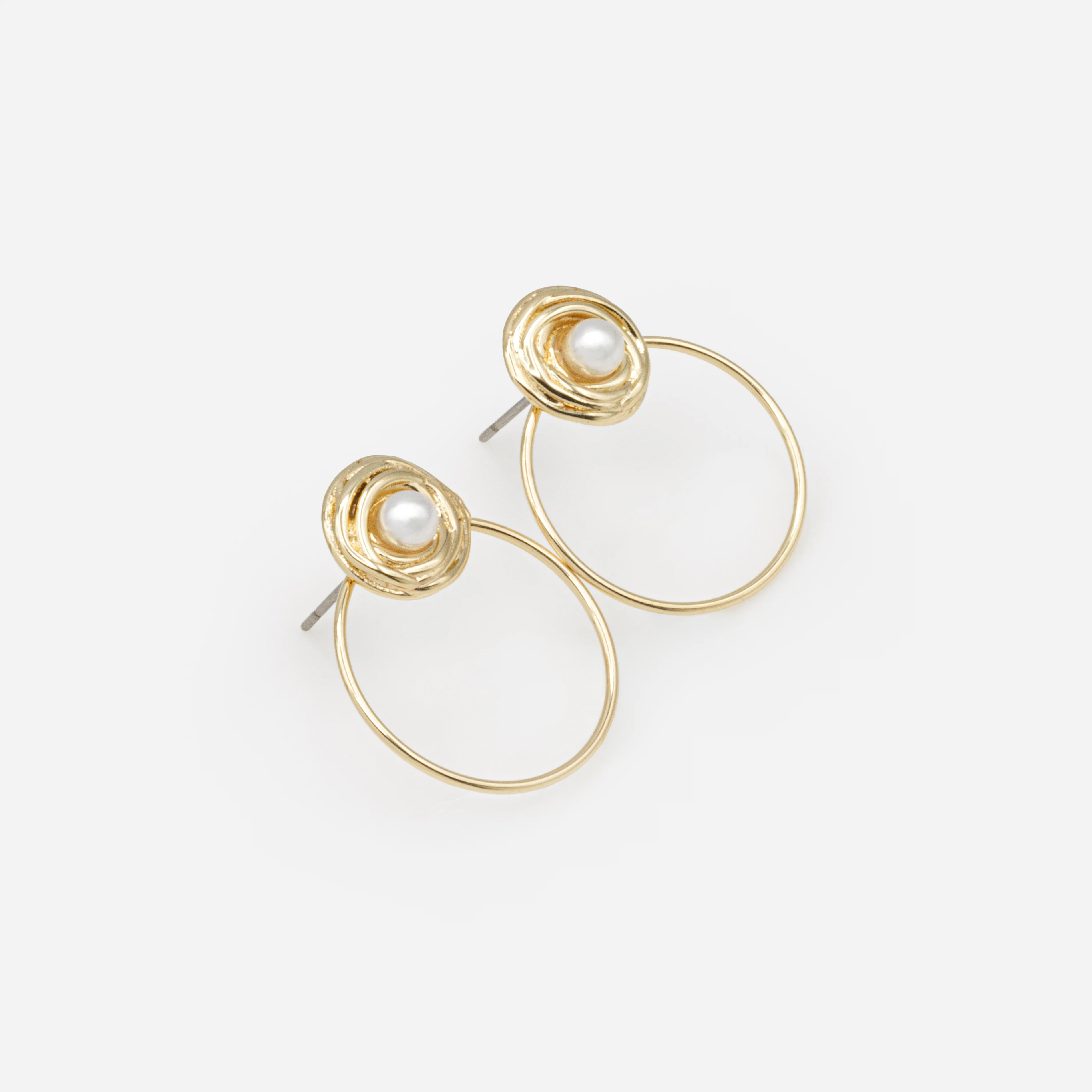 Boucles d'oreilles anneaux avec perle délicate dans son nid doré - Image 2