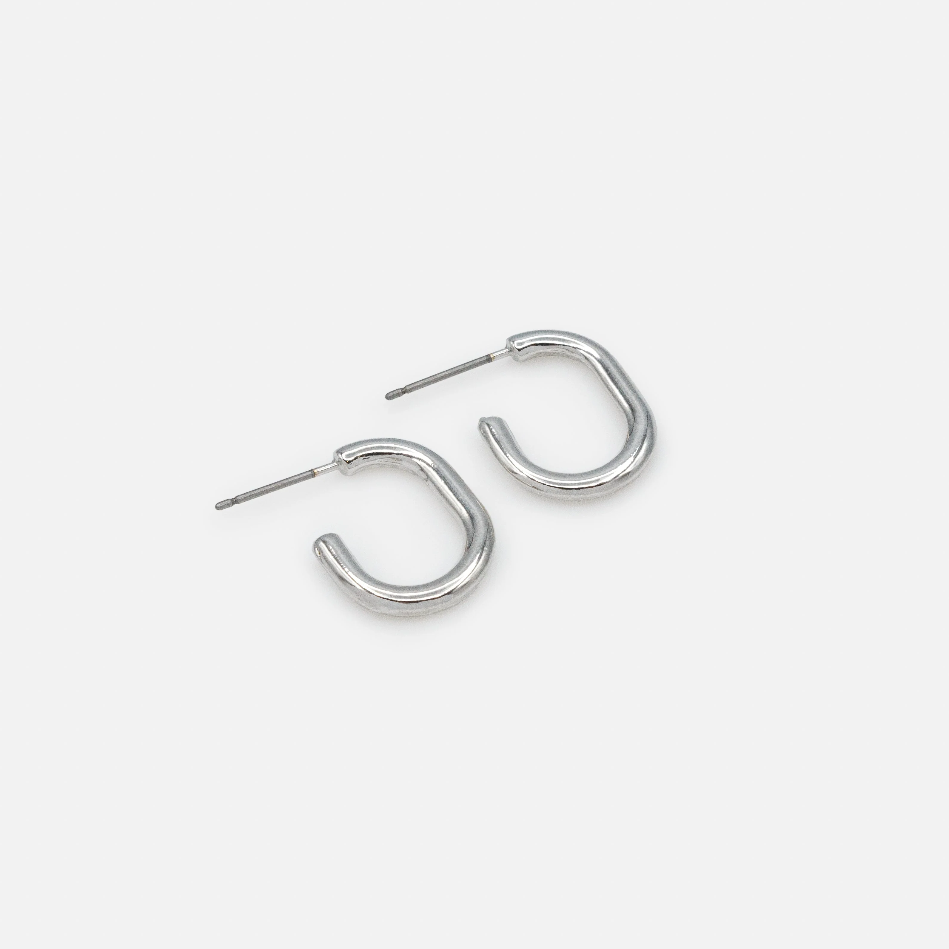 Boucles d'oreilles petits anneaux argentés - Image 2