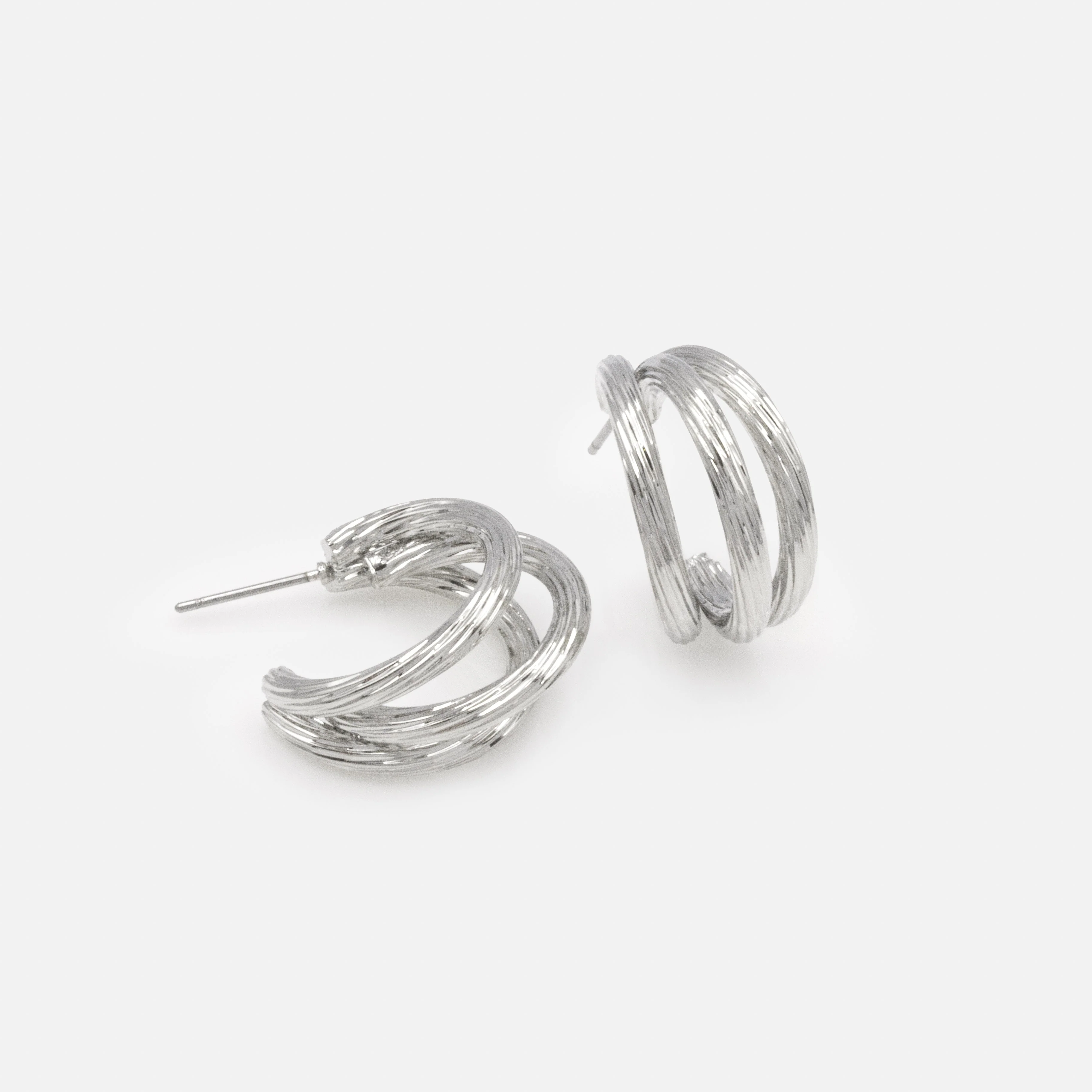 Boucles d'oreilles triple anneau argenté à rainures - Image 2