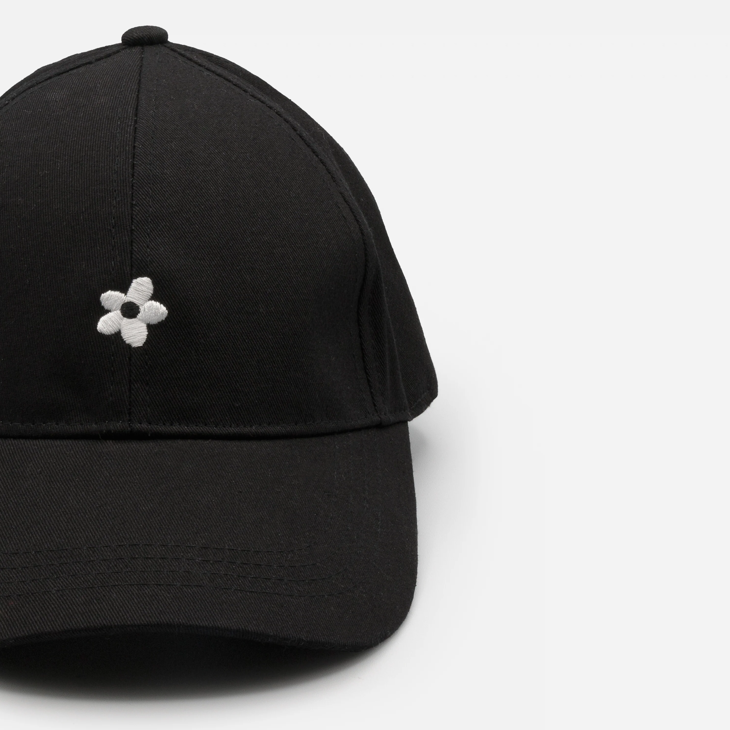 Casquette noire avec broderie fleur blanche - Image 3