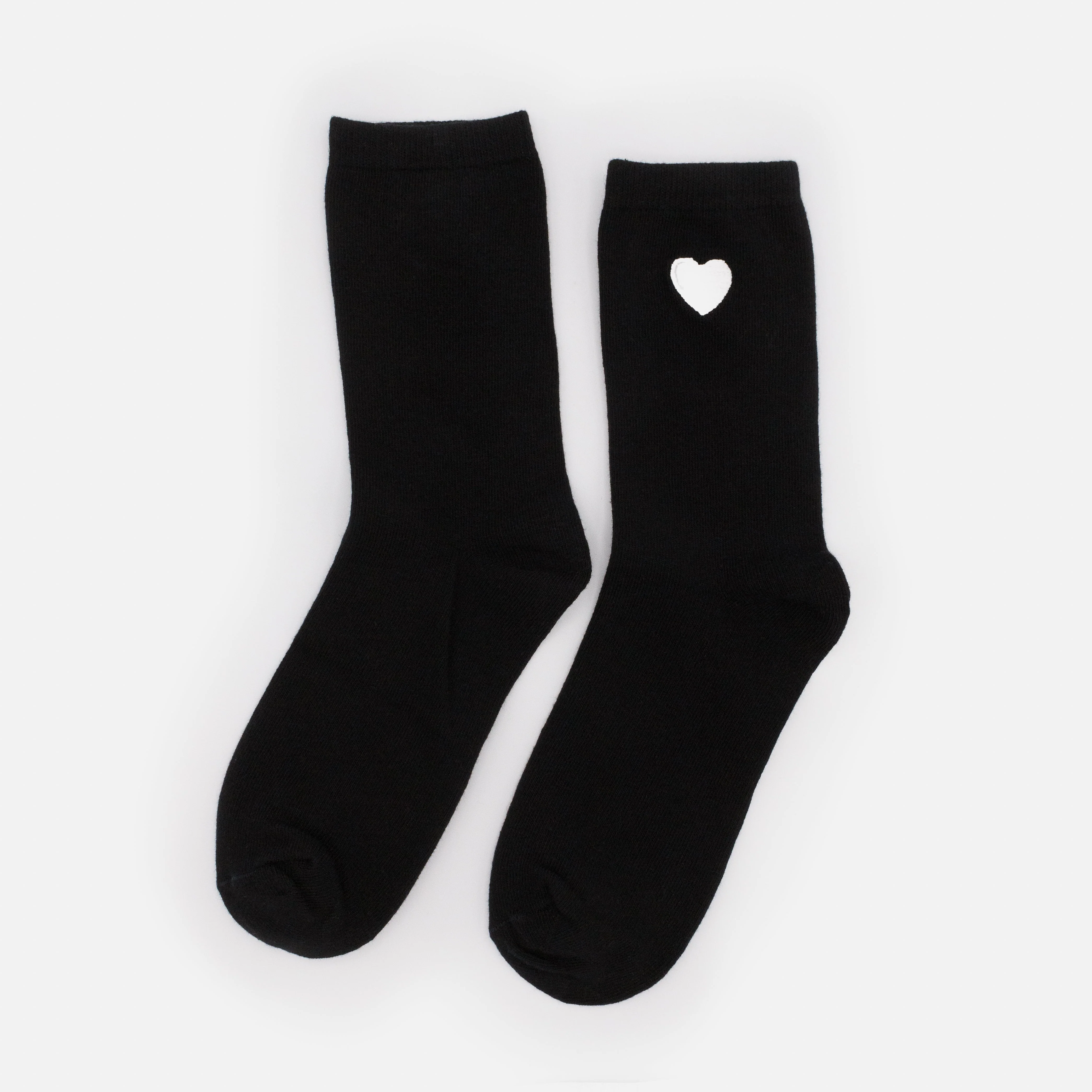 Chaussettes noires avec cœur blanc brodé