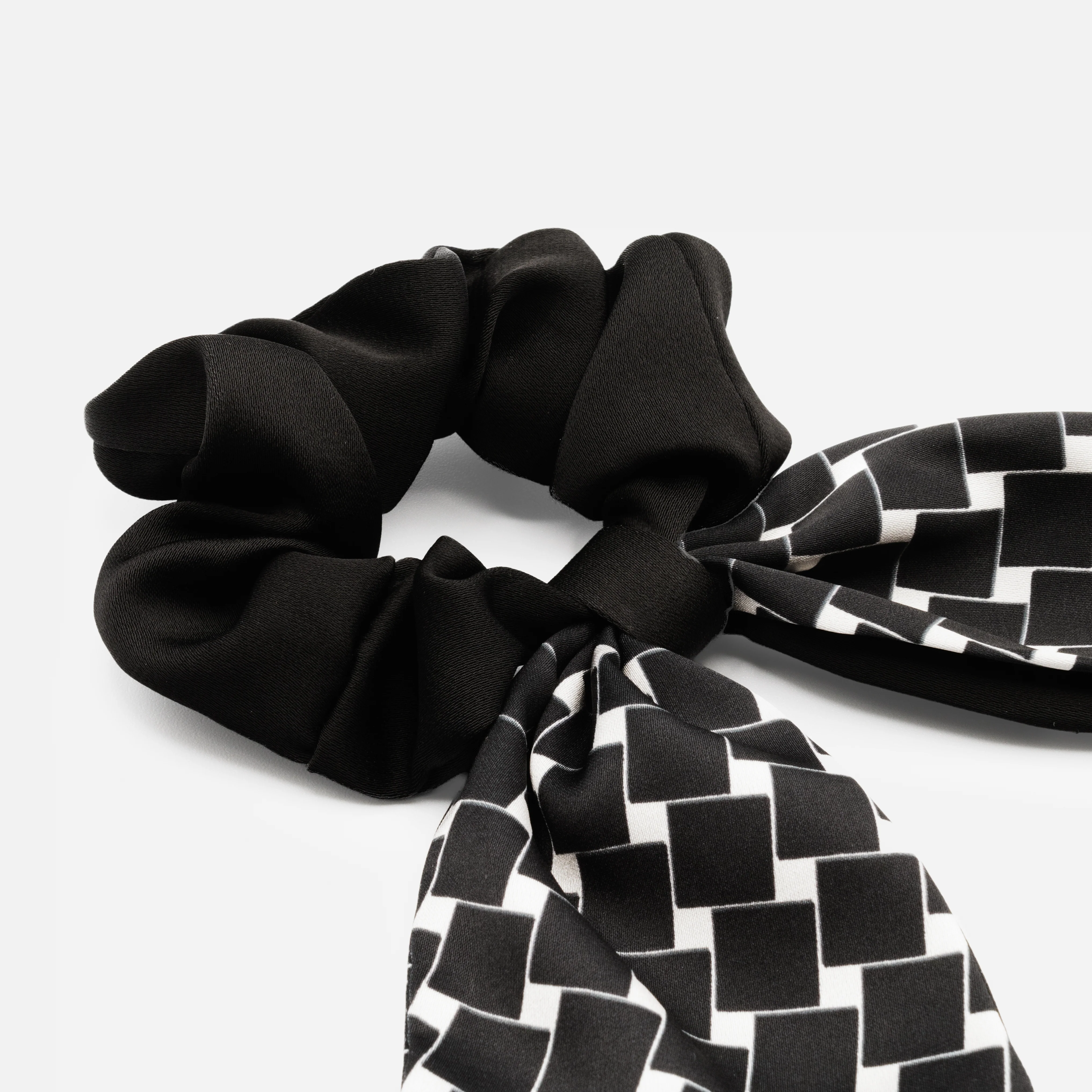 Chouchou noir avec boucle et motif géométrique - Image 2