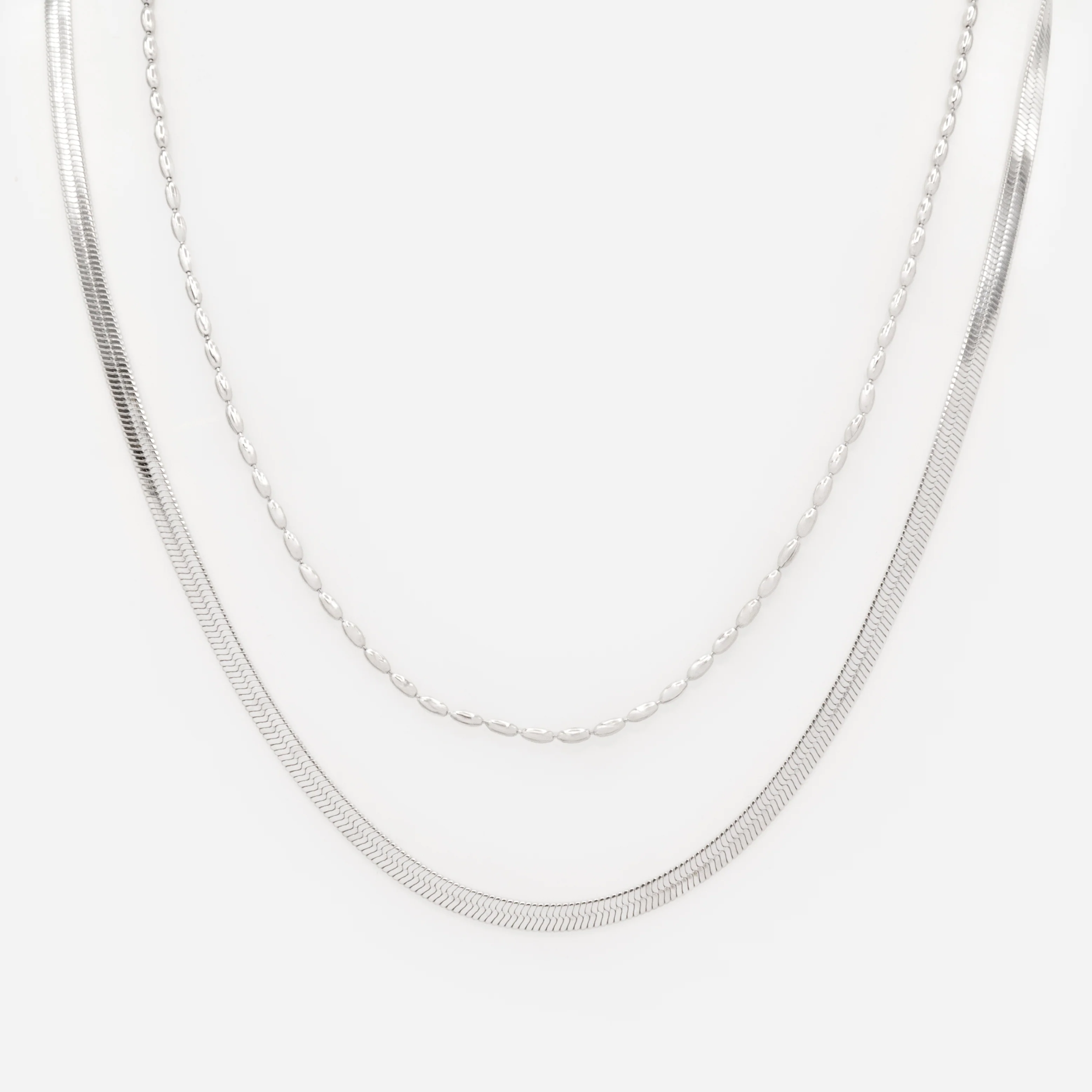 Collier argenté double chaîne à mailles plates et billes allongées en acier inoxydable