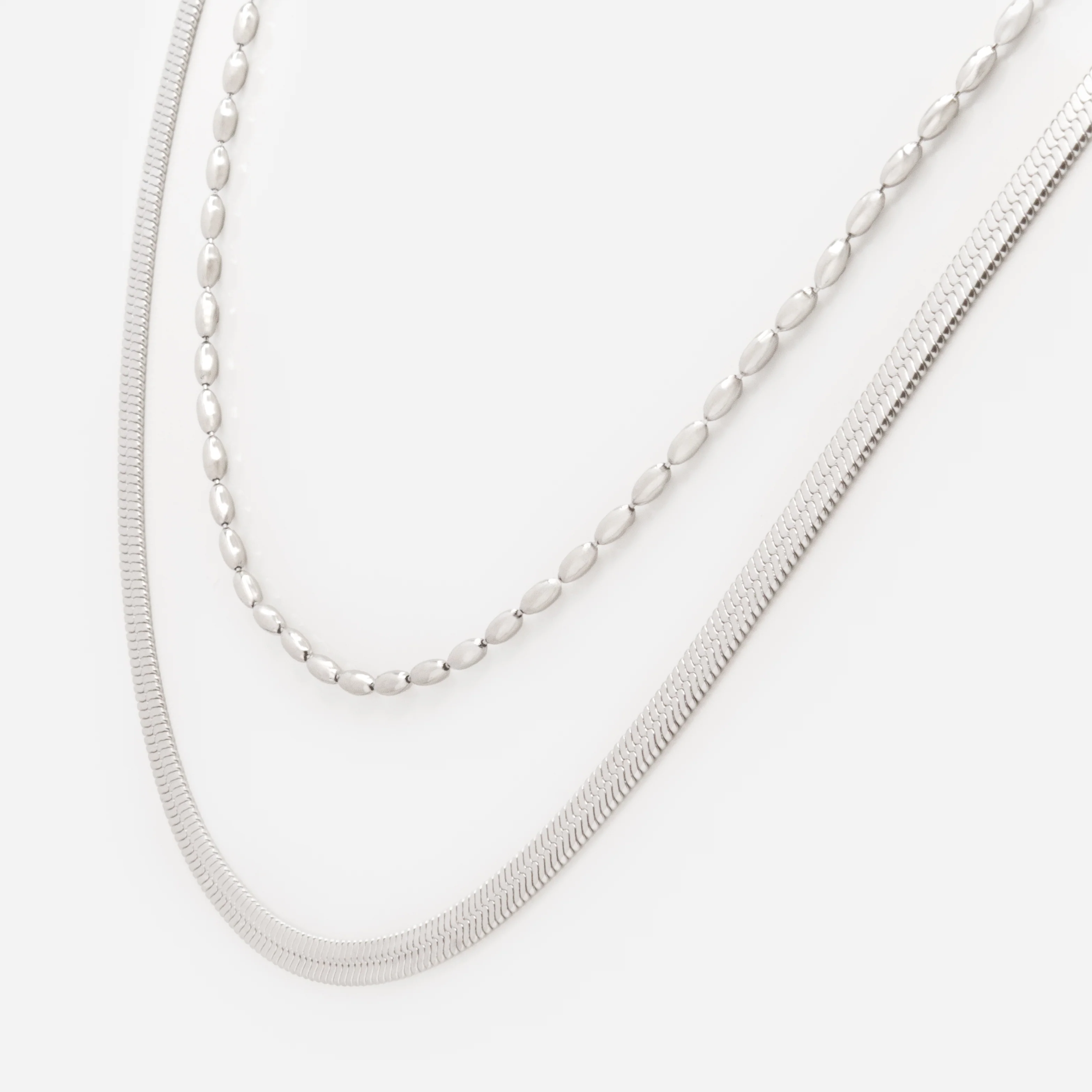 Collier argenté double chaîne à mailles plates et billes allongées en acier inoxydable - Image 2