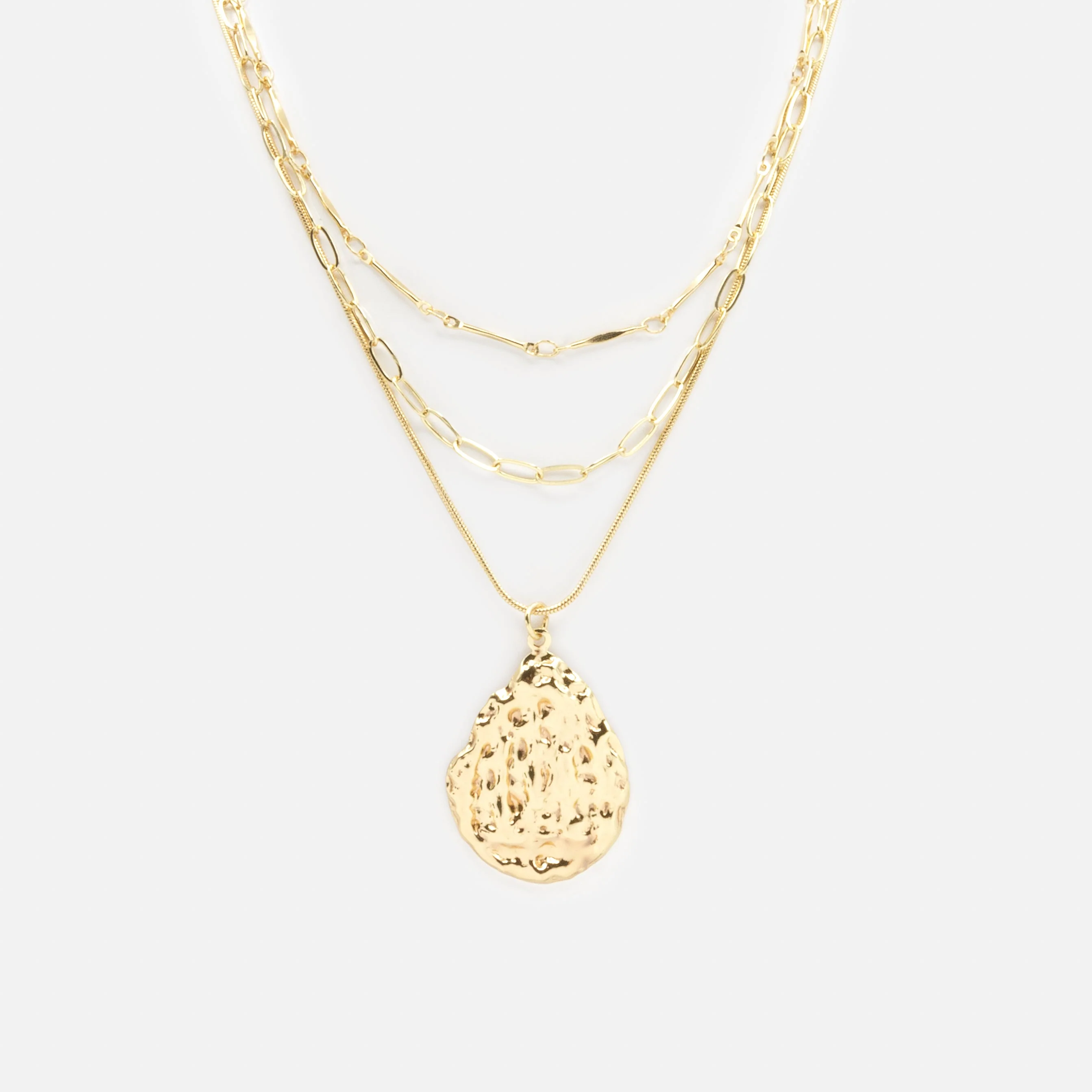 Collier doré triple chaîne à breloque texturée