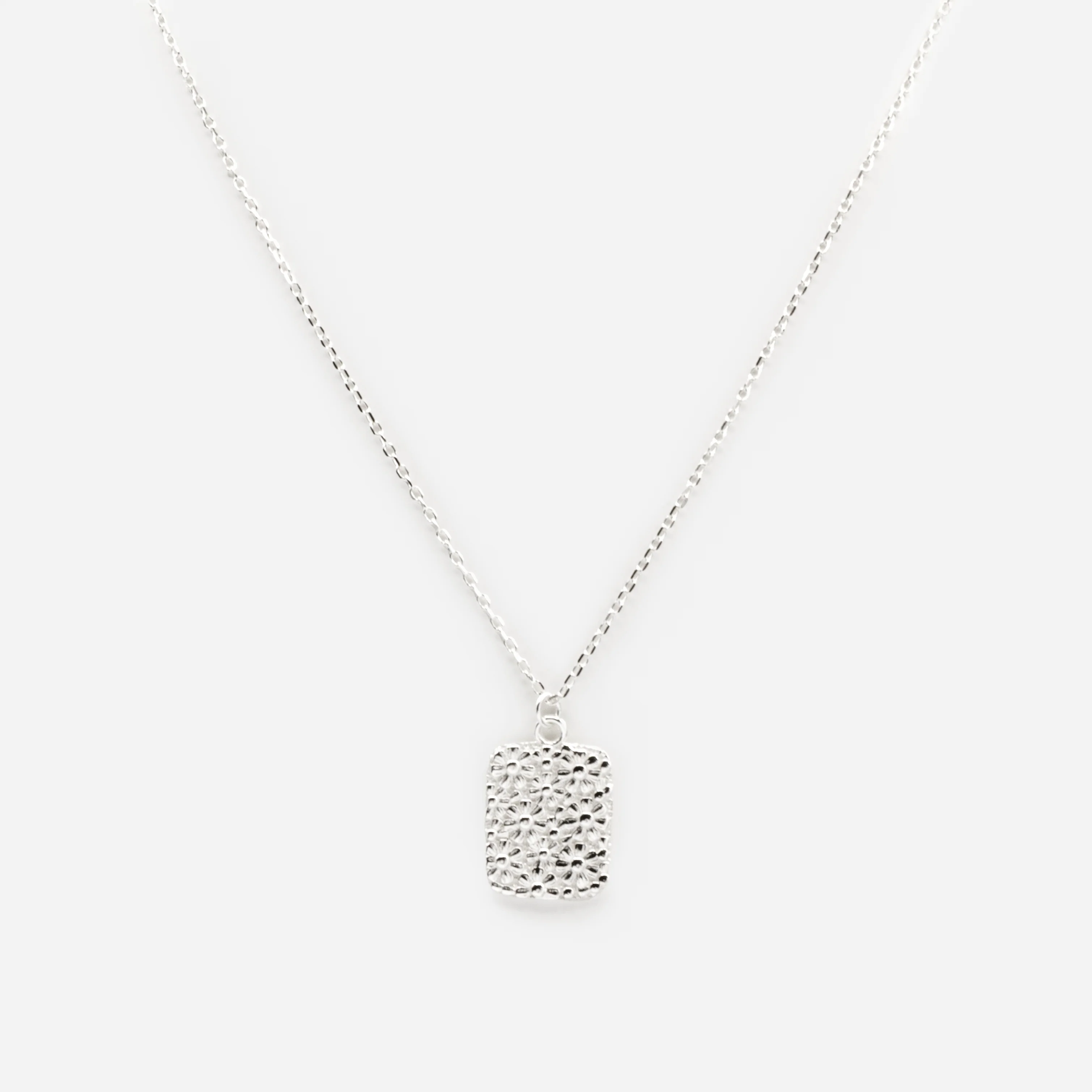Collier avec breloque plaque fleurie en argent sterling