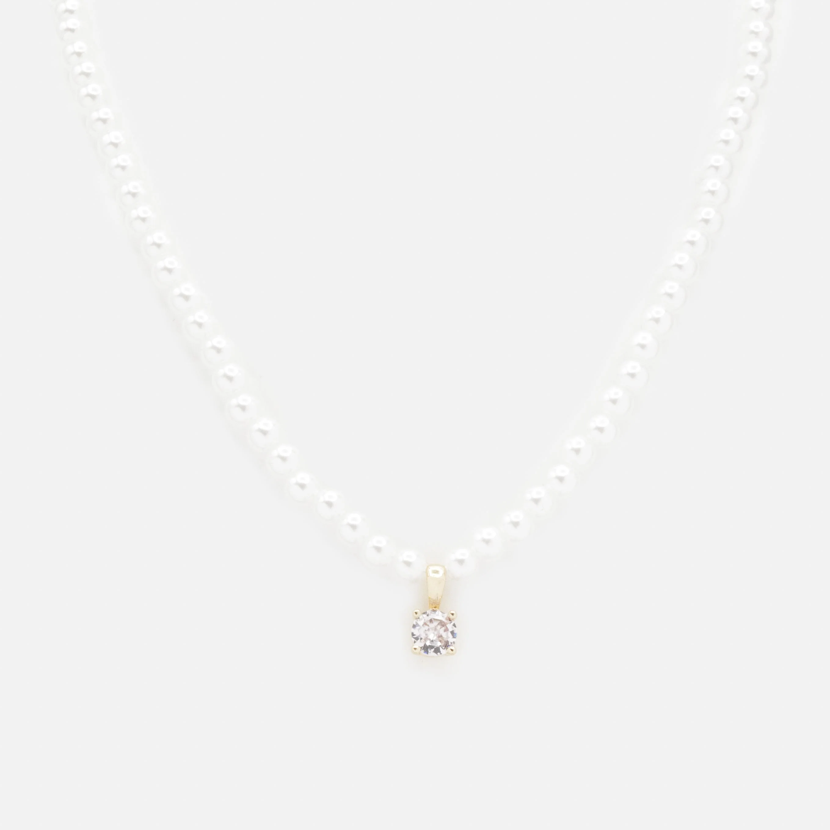 Collier de perles breloque dorée avec zircon cubique