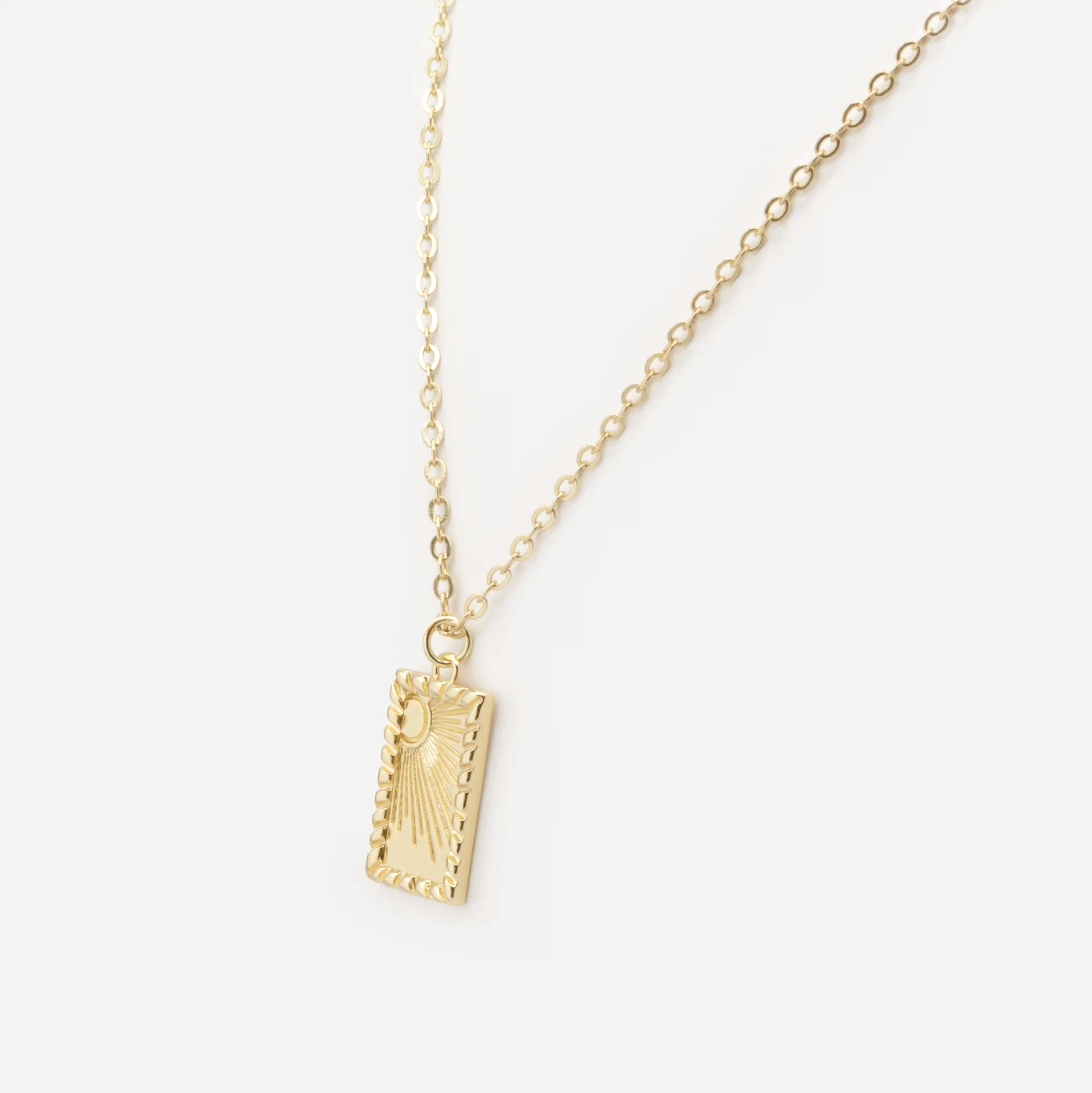 Collier doré avec breloque texturée soleil levant - Image 2