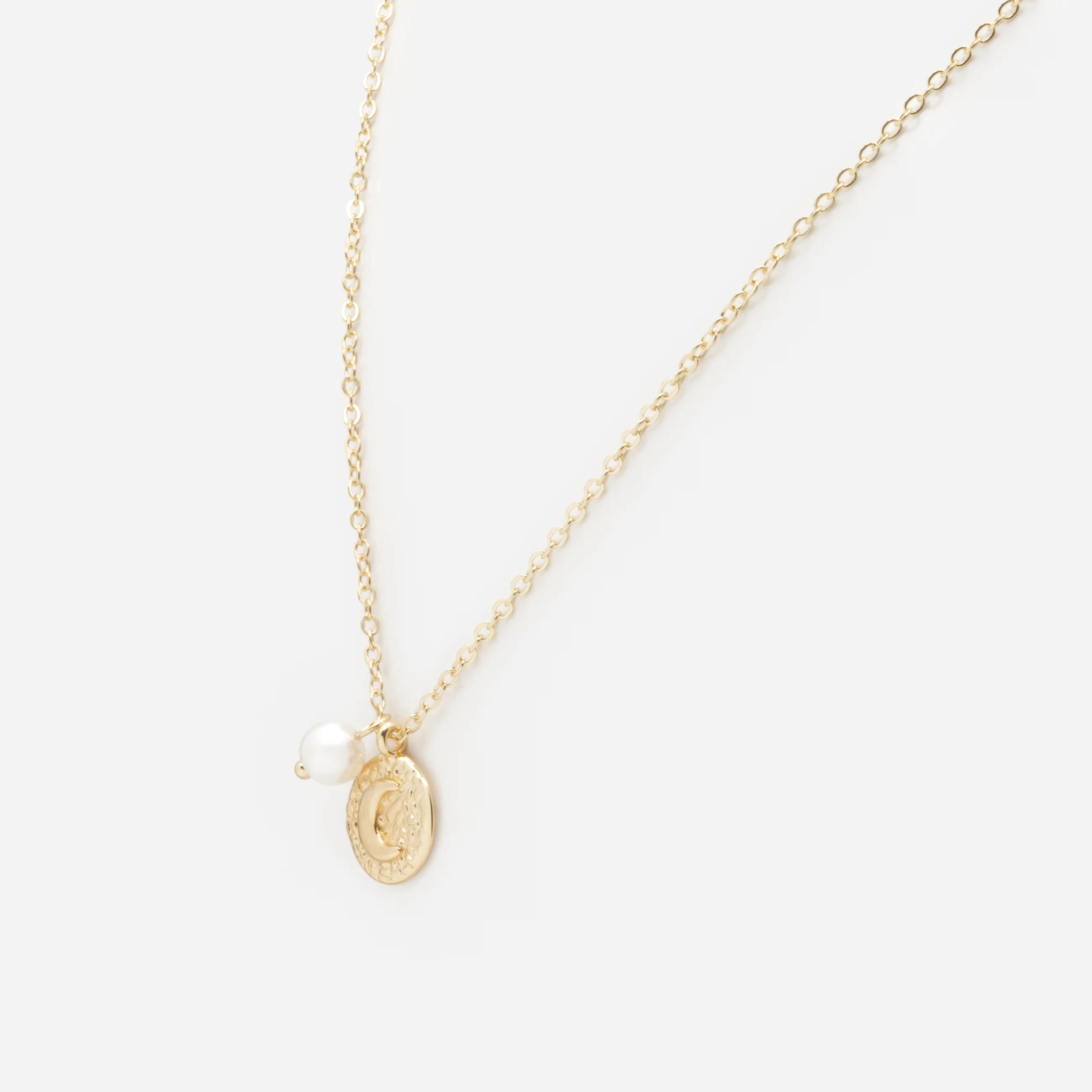 Collier doré avec perle et breloque texturée croissant de lune - Image 2