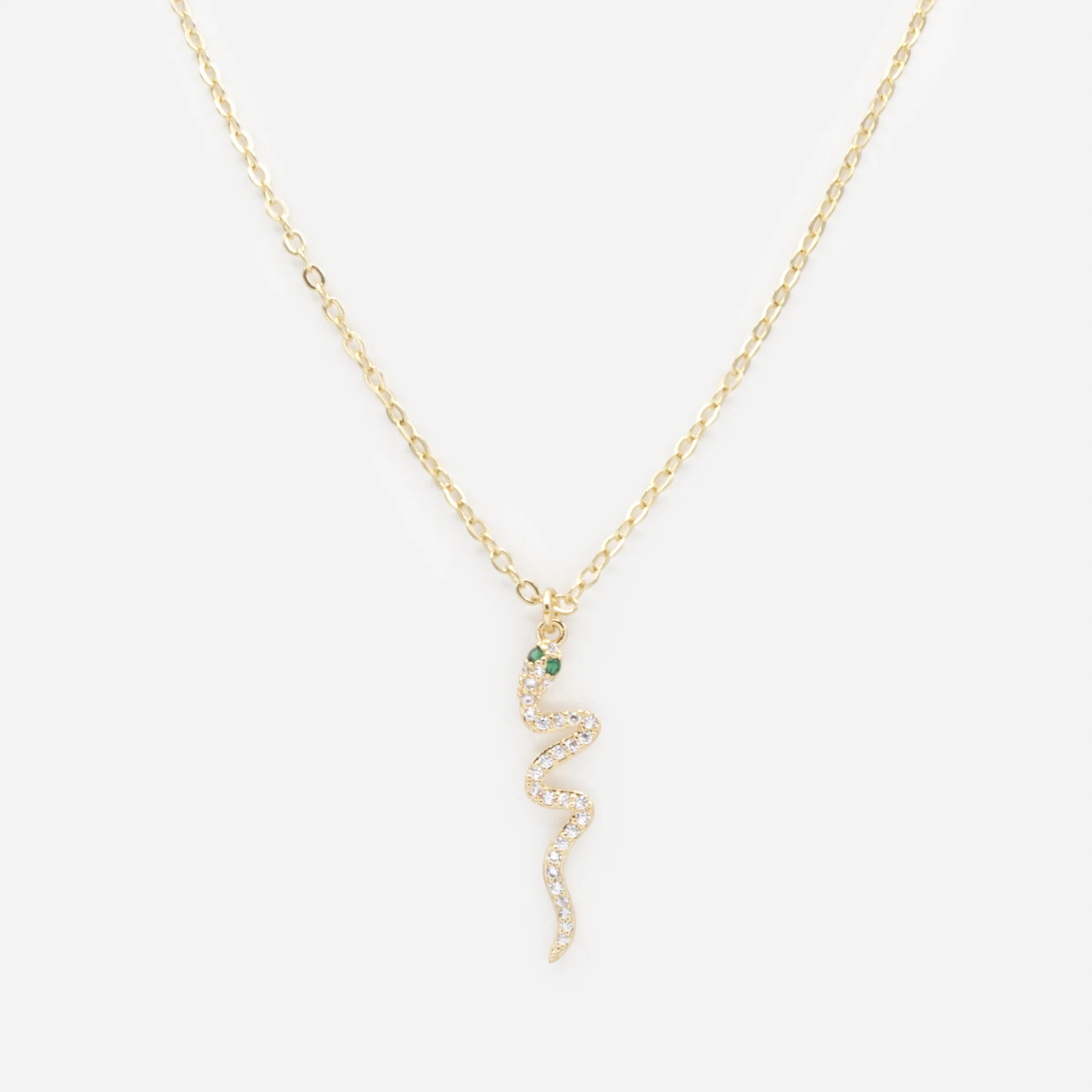 Collier doré breloque serpent avec zircons cubiques et pierres émeraude