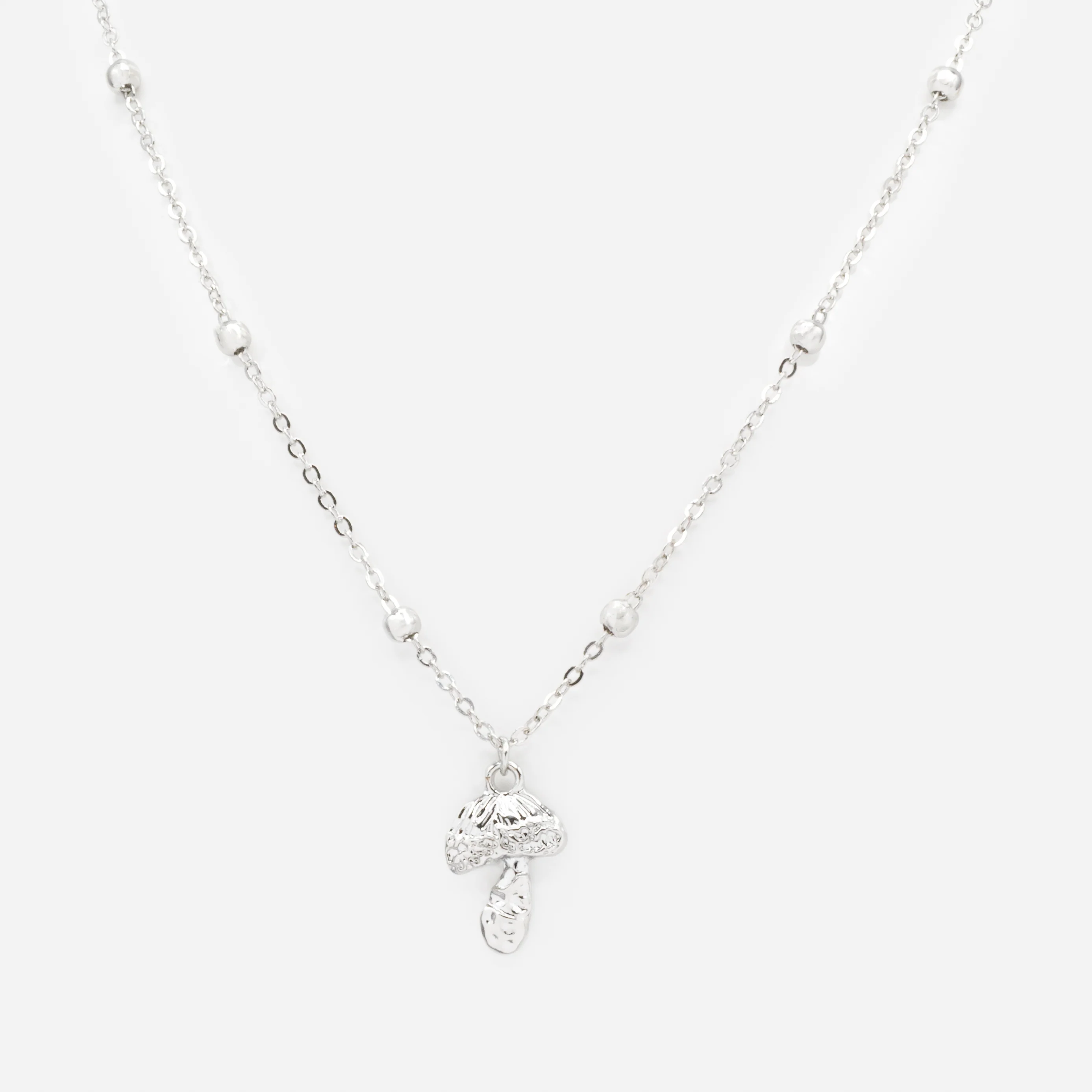 Collier argenté avec breloque champignon