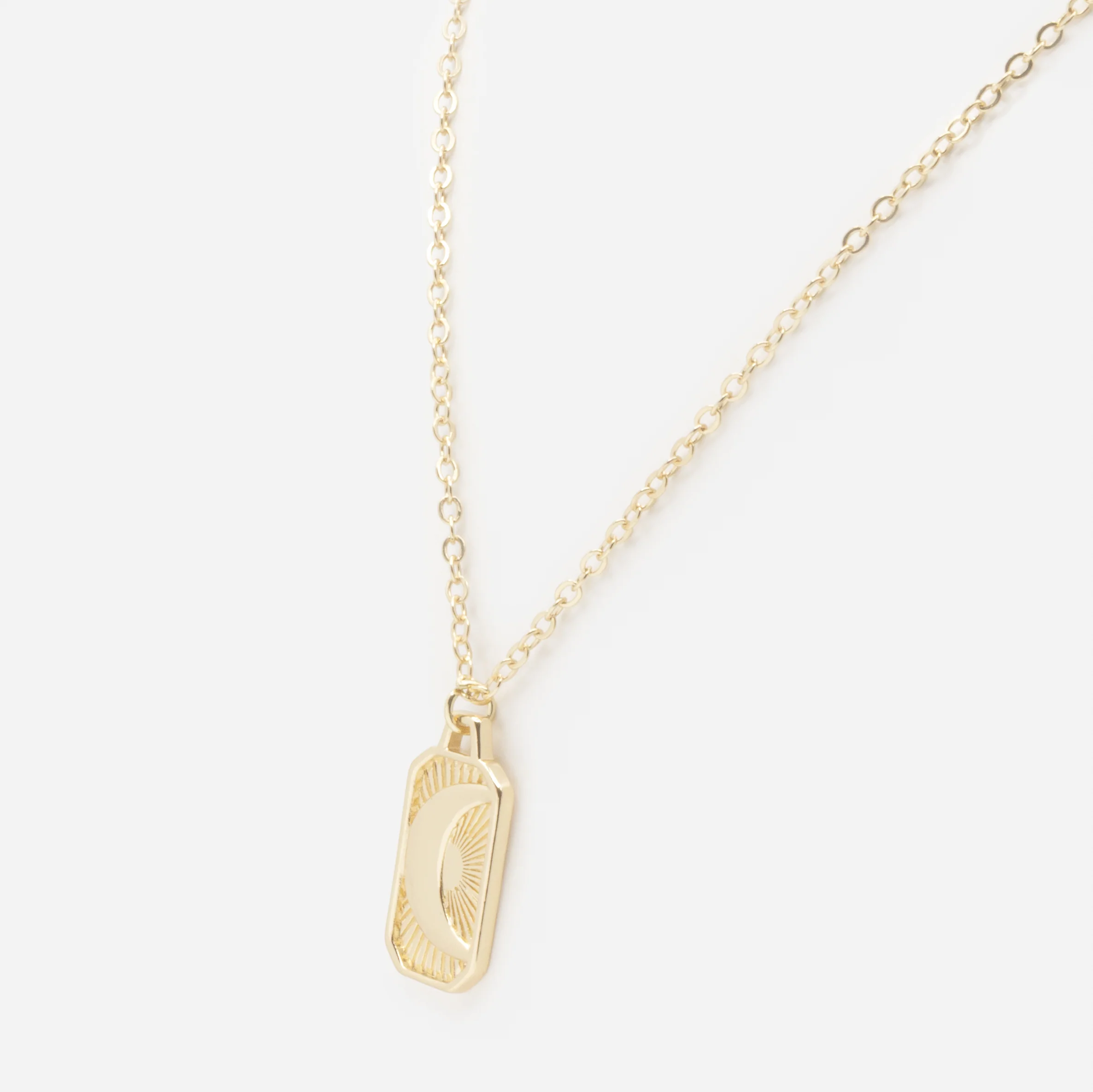 Collier doré avec breloque texturée croissant de lune - Image 2