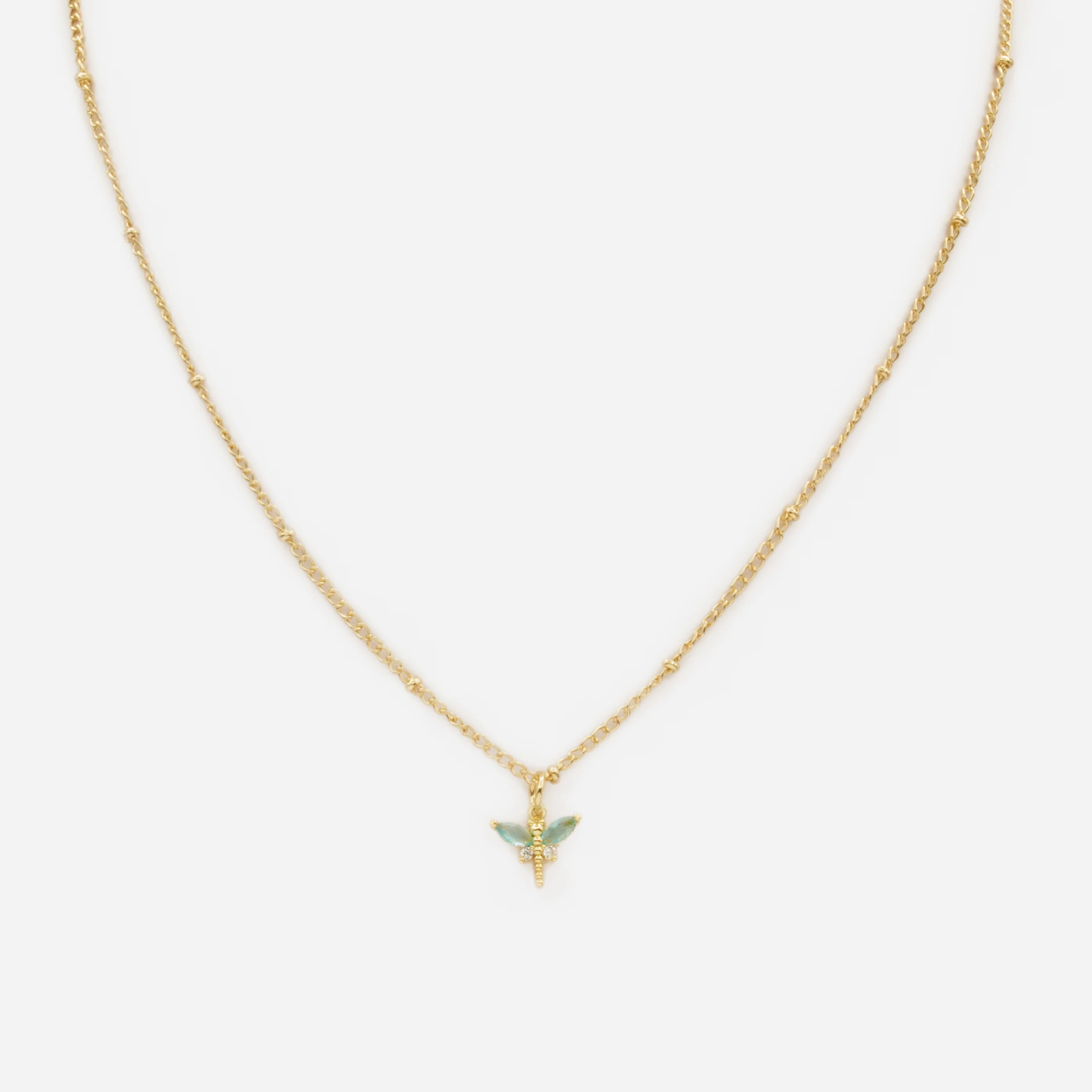 Collier doré avec breloque libellule aux ailes turquoise