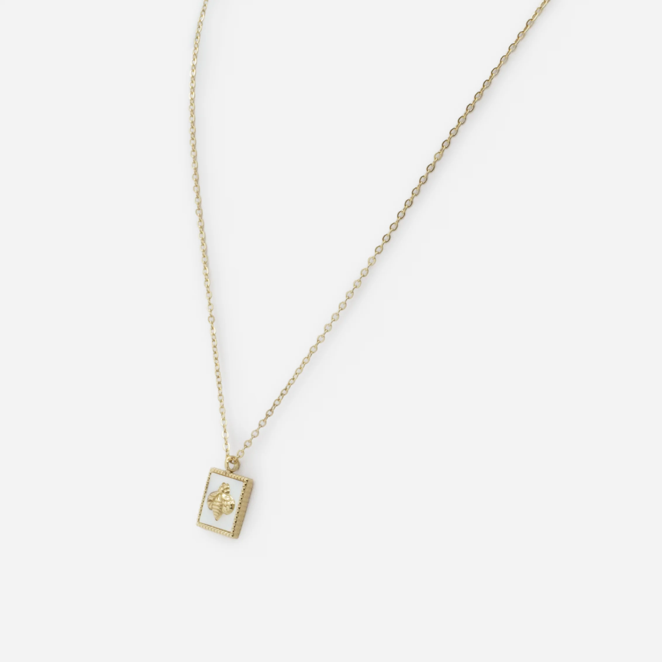 Collier doré avec breloque carrée abeille sur fond blanc nacré en acier inoxydable - Image 2