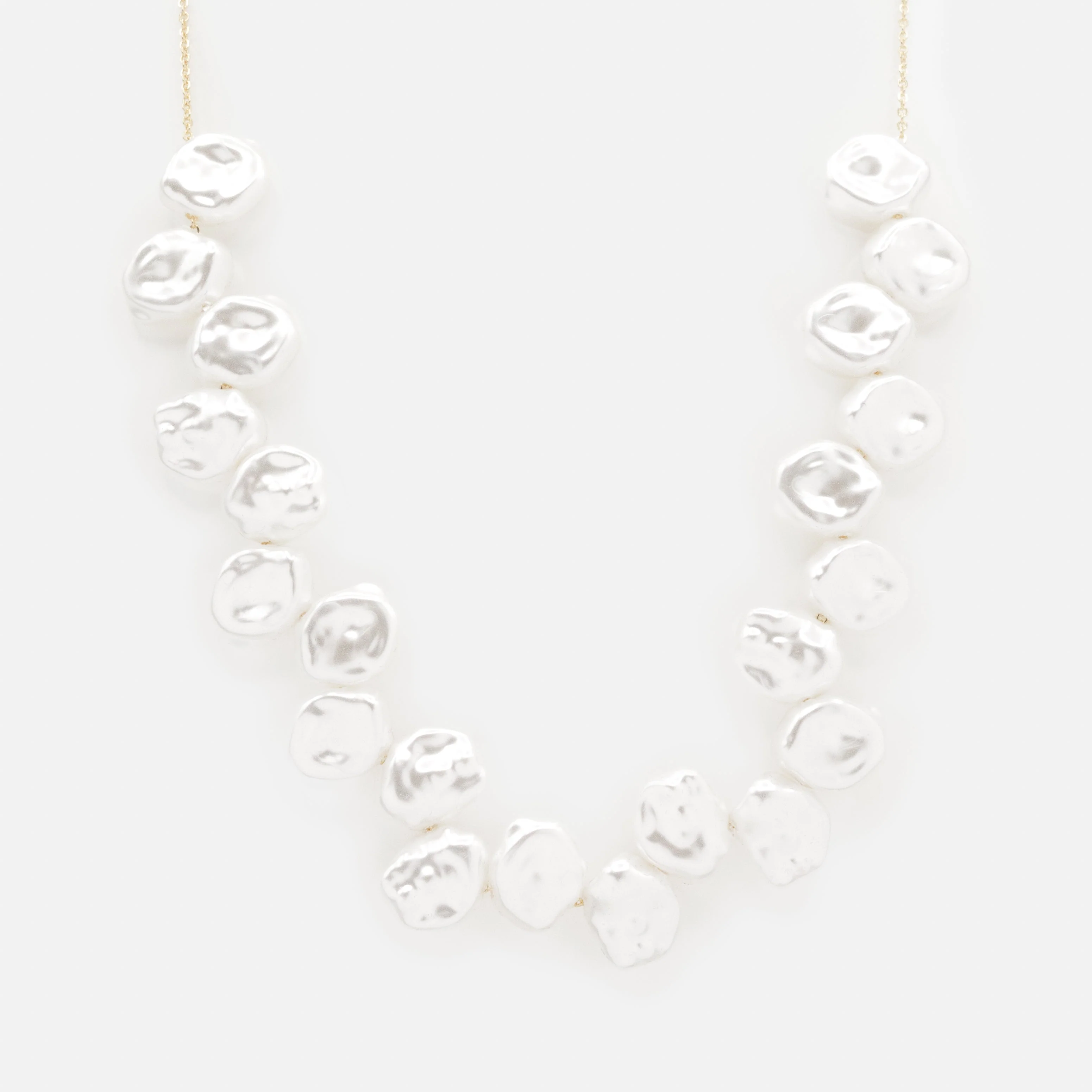 Collier doré avec perles plates
