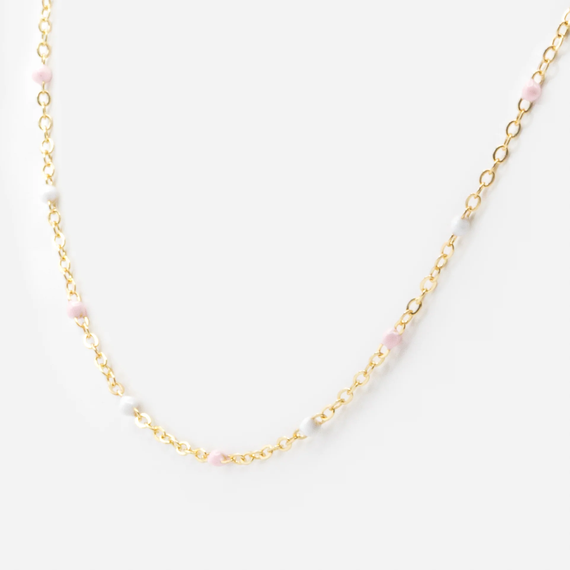 Collier doré avec billes roses et blanches - Image 2
