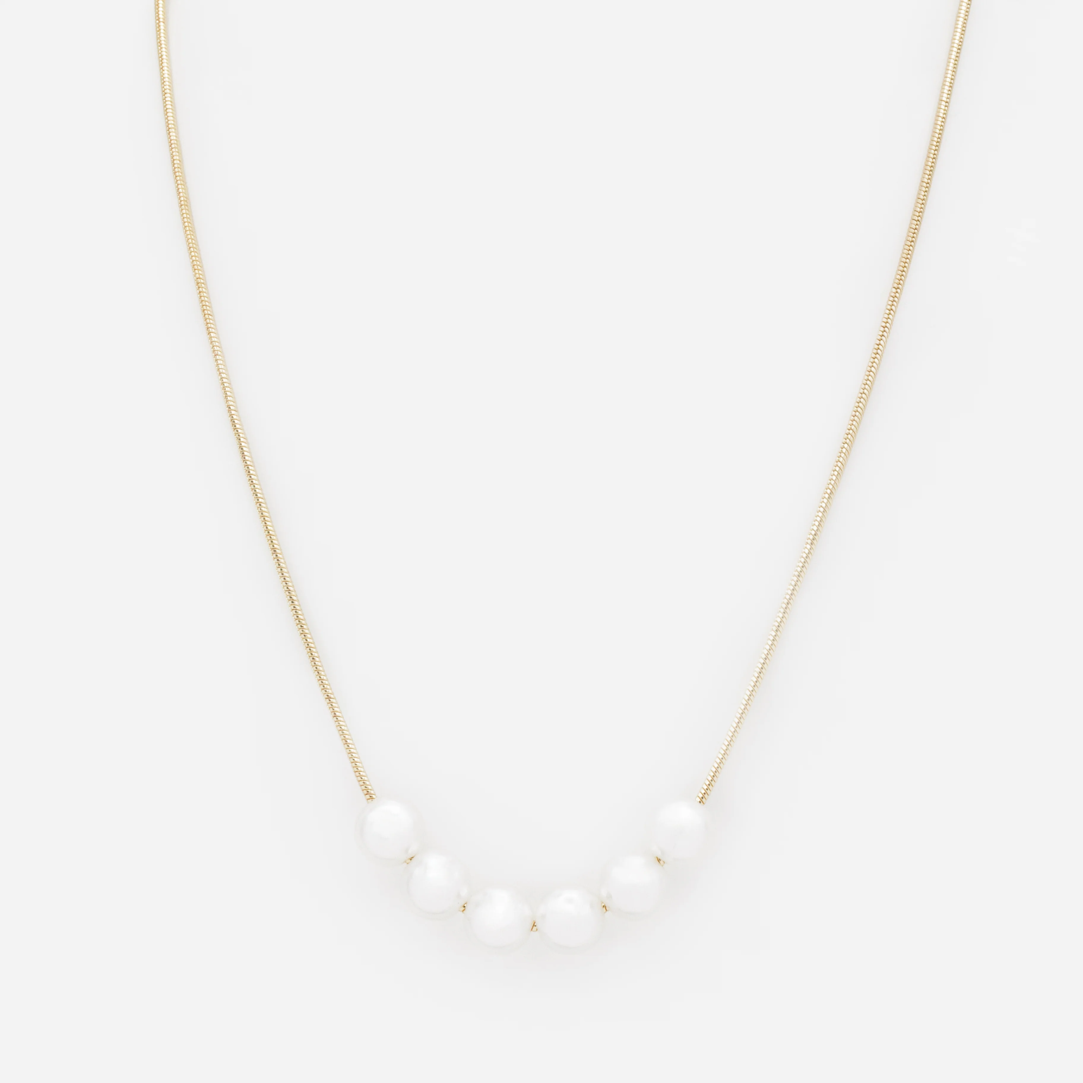 Collier doré avec ses perles rondes