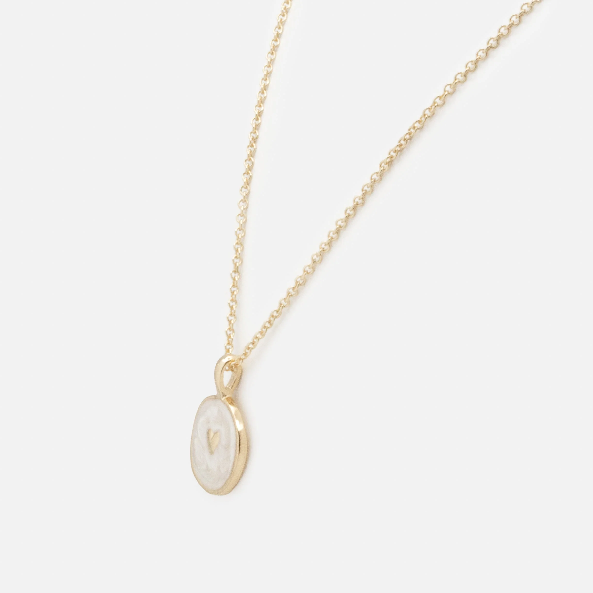 Collier doré petit cœur sur fond blanc nacré - Image 2