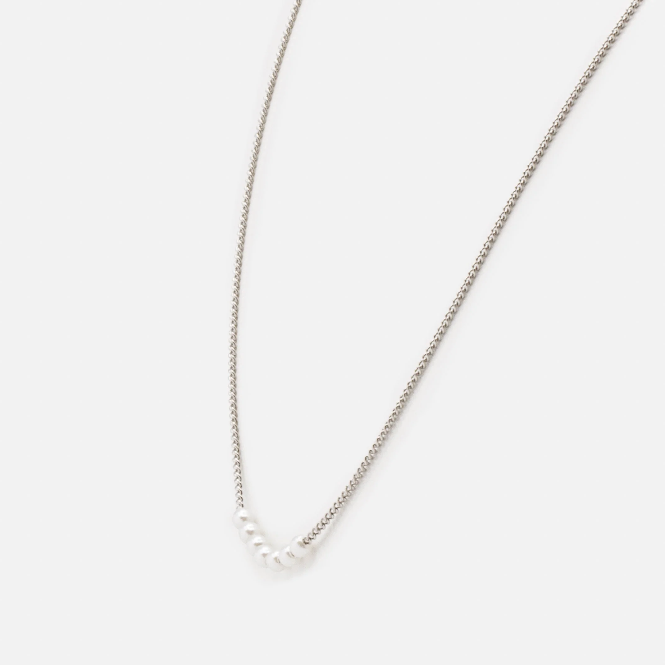Ensemble de deux colliers argentés mailles en "s" et perles synthétiques rondes - Image 5