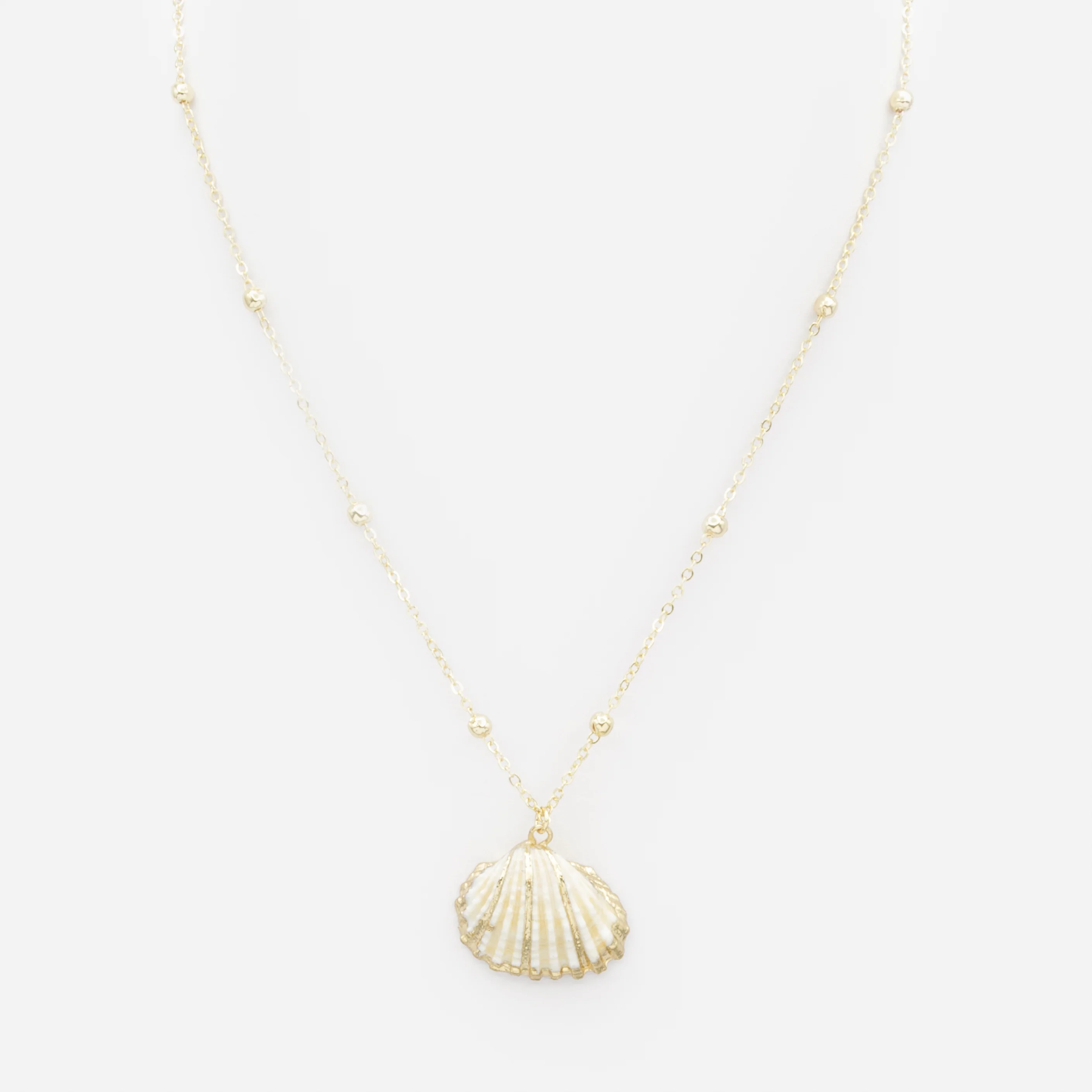 Collier petites billes dorées avec breloque coquillage blanc
