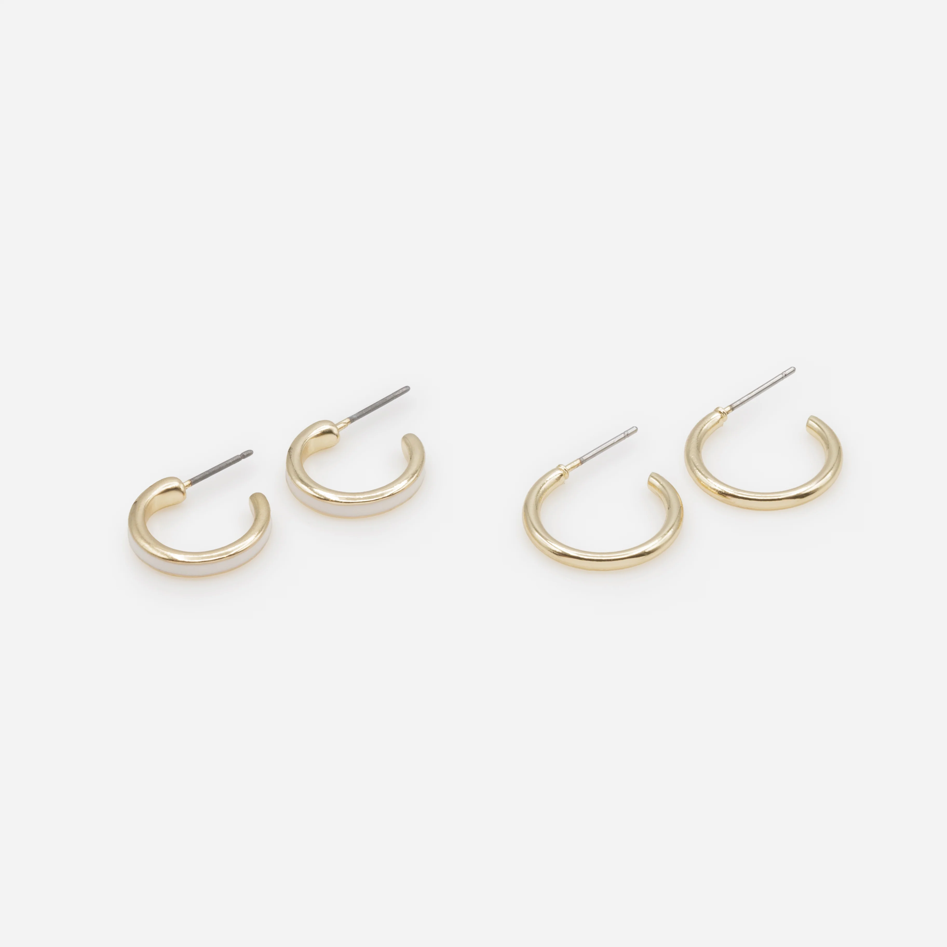 Duo de boucles d'oreilles anneaux dorés simples et à bande blanche - Image 2