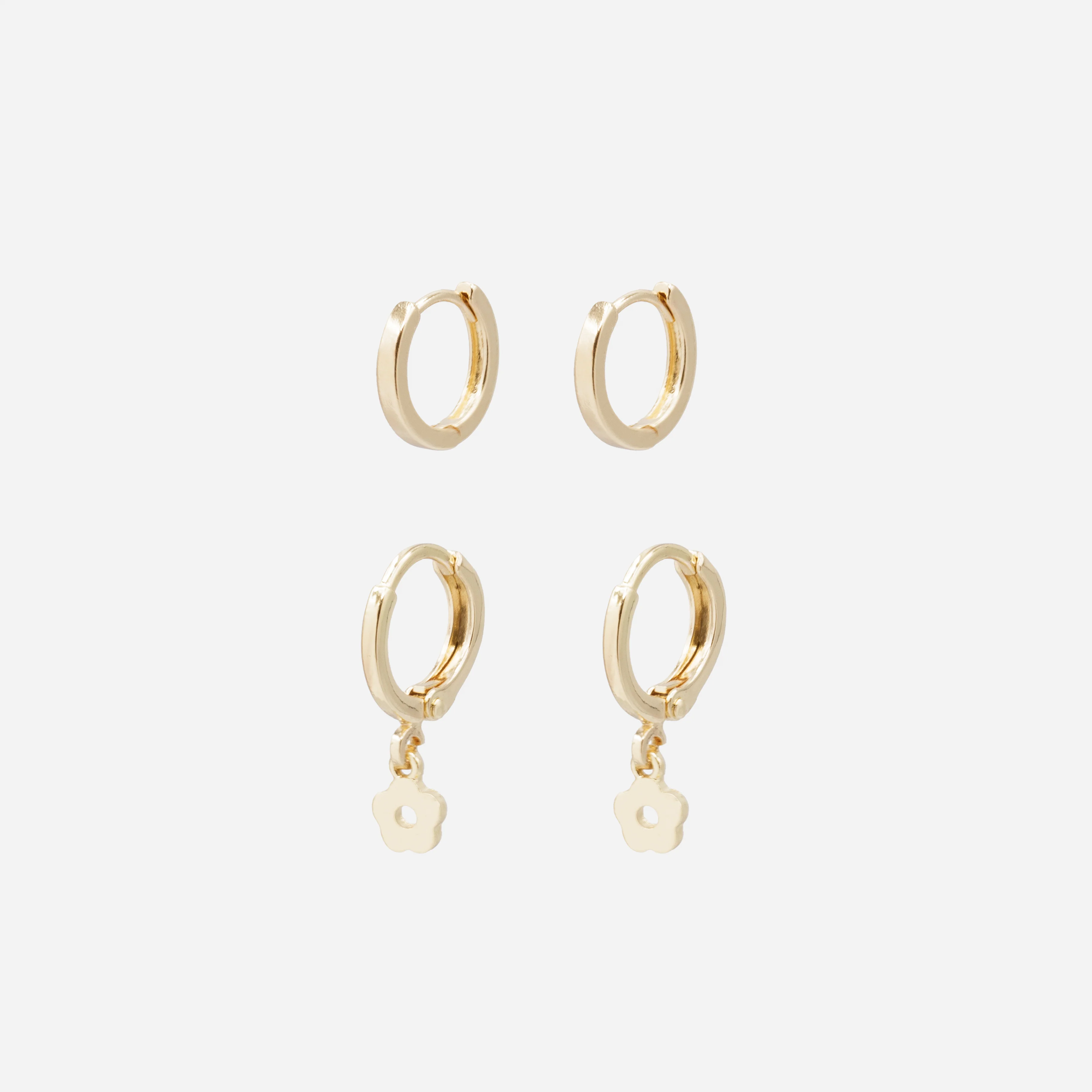 Duo de boucles d'oreilles anneaux dorés simples et breloque fleur
