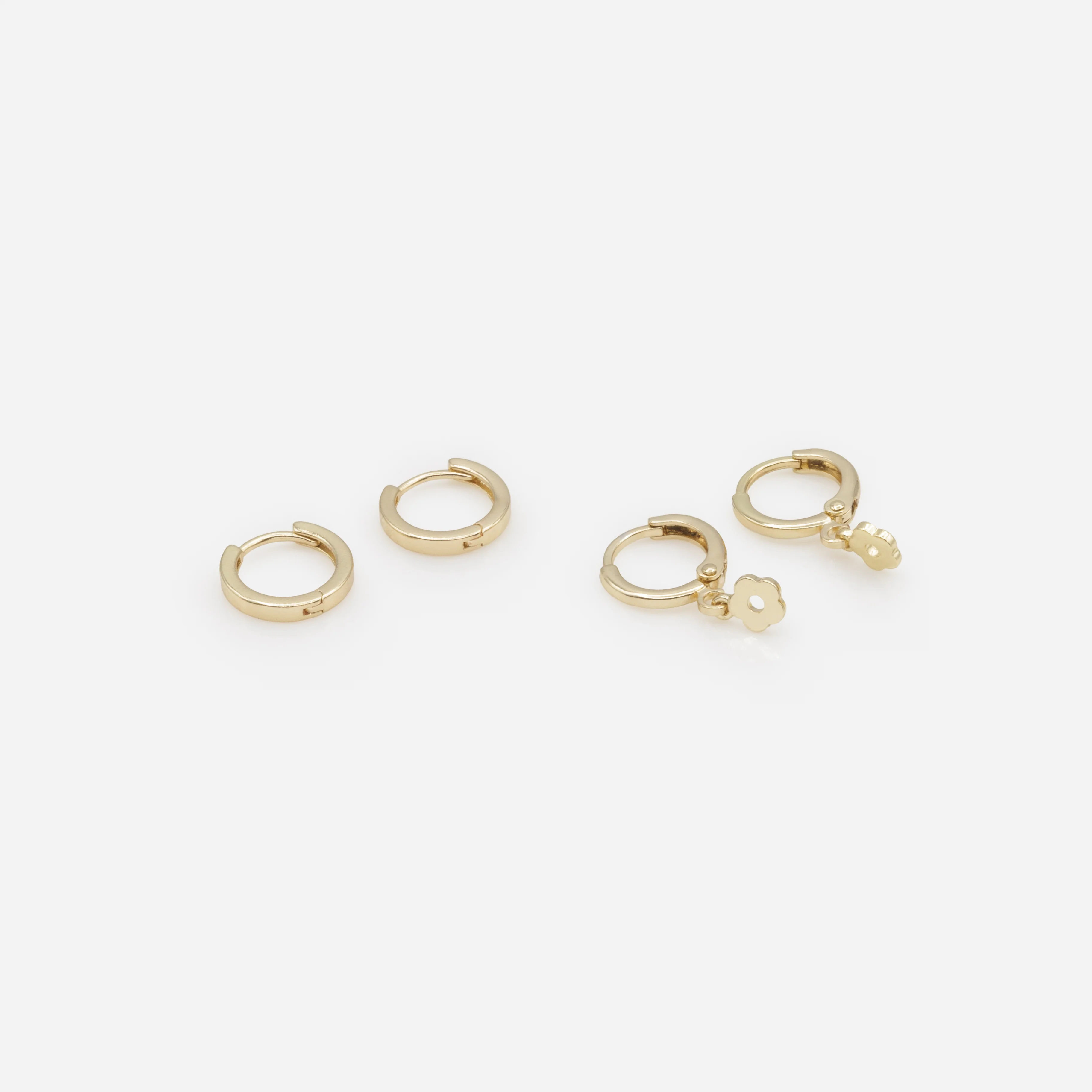Duo de boucles d'oreilles anneaux dorés simples et breloque fleur - Image 2