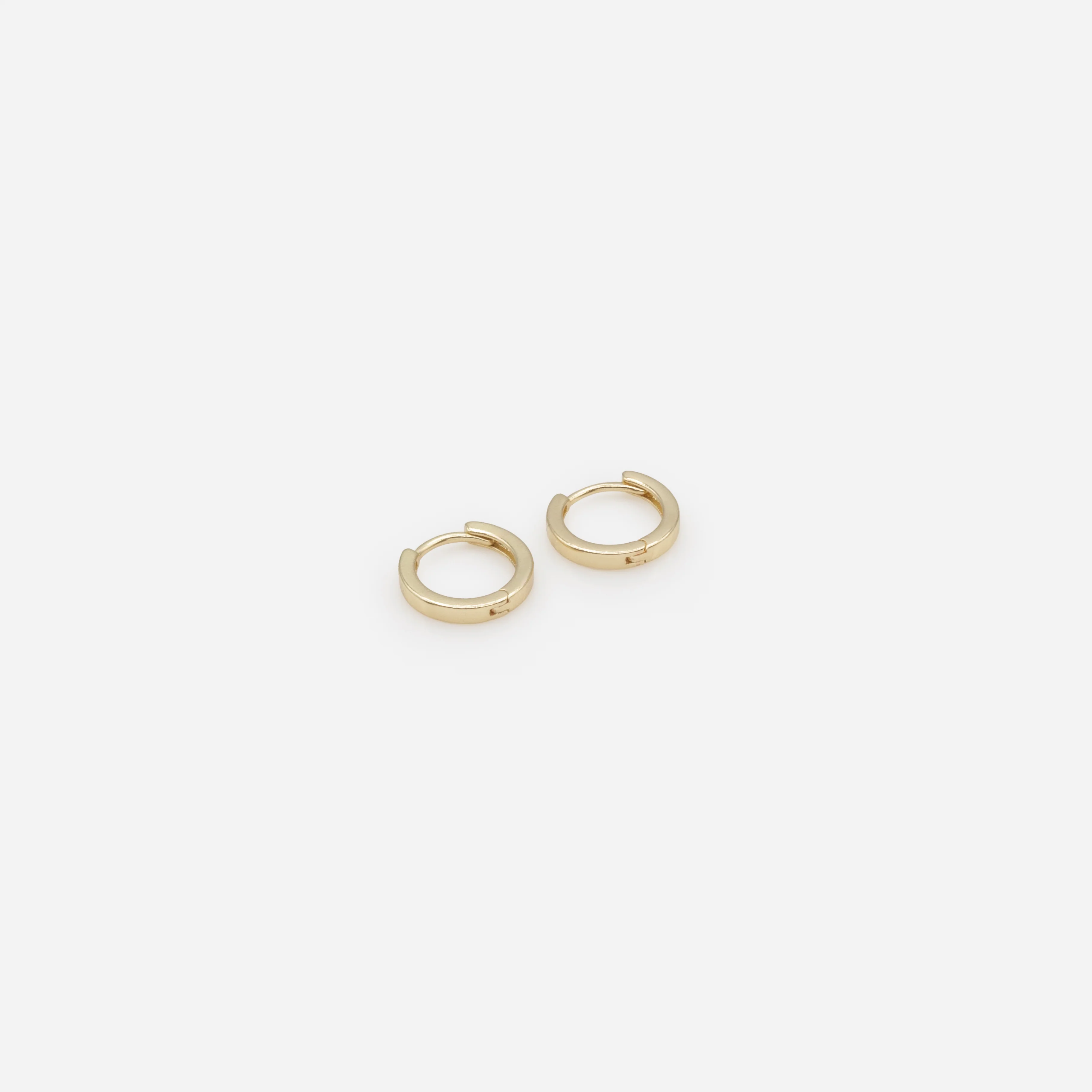 Duo de boucles d'oreilles anneaux dorés simples et breloque fleur - Image 3