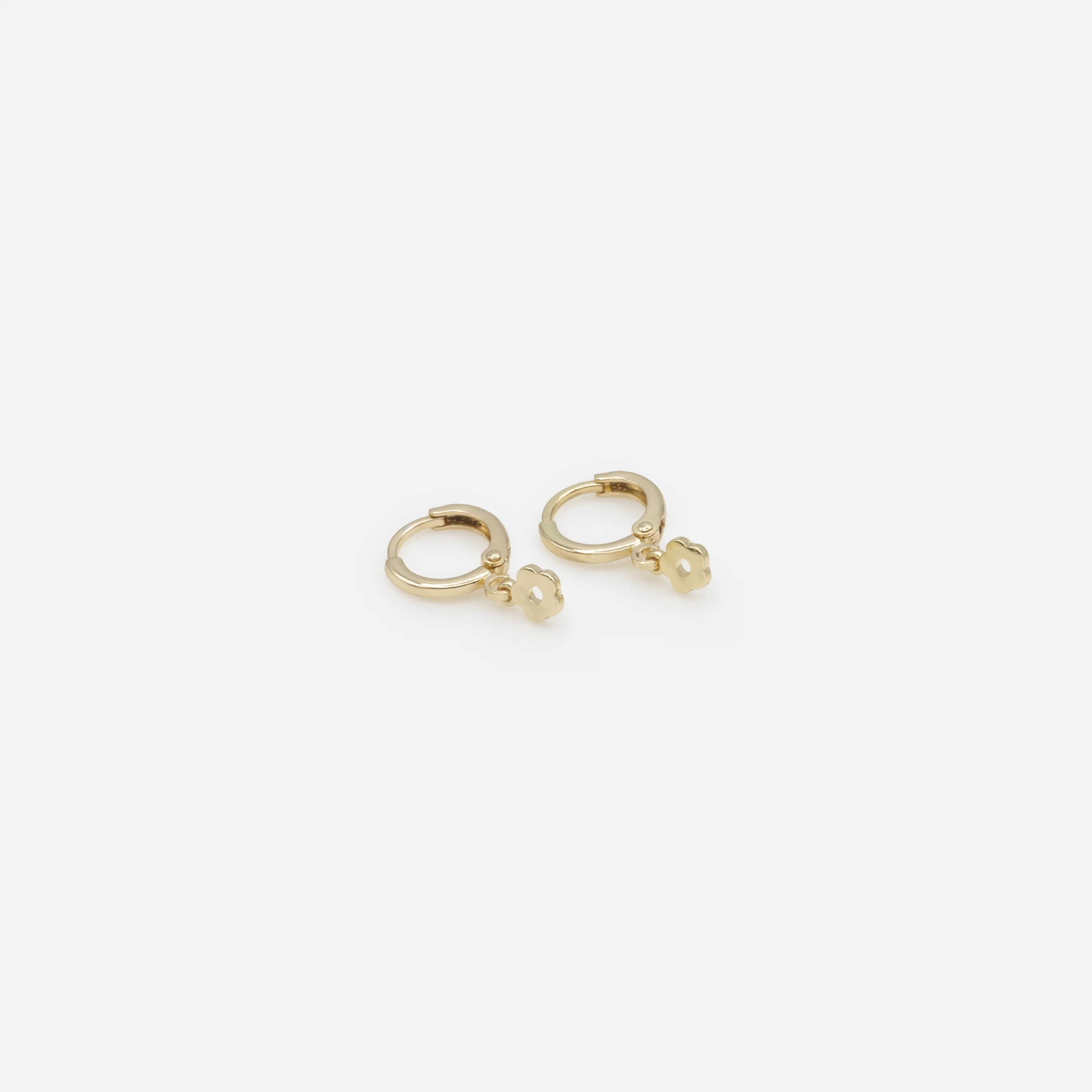 Duo de boucles d'oreilles anneaux dorés simples et breloque fleur - Image 4