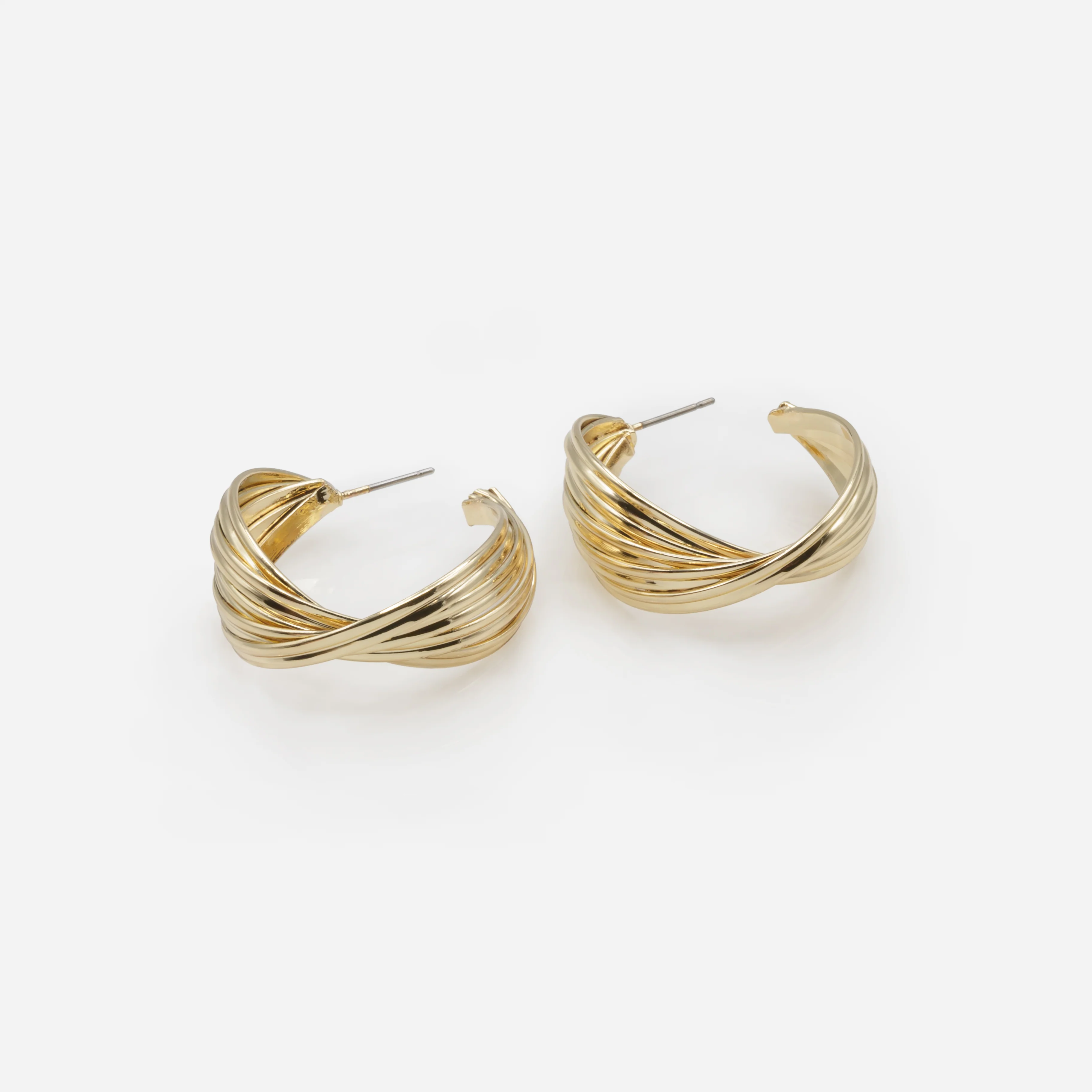 Duo de boucles d'oreilles coeurs et anneaux dorés entremêlés - Image 4