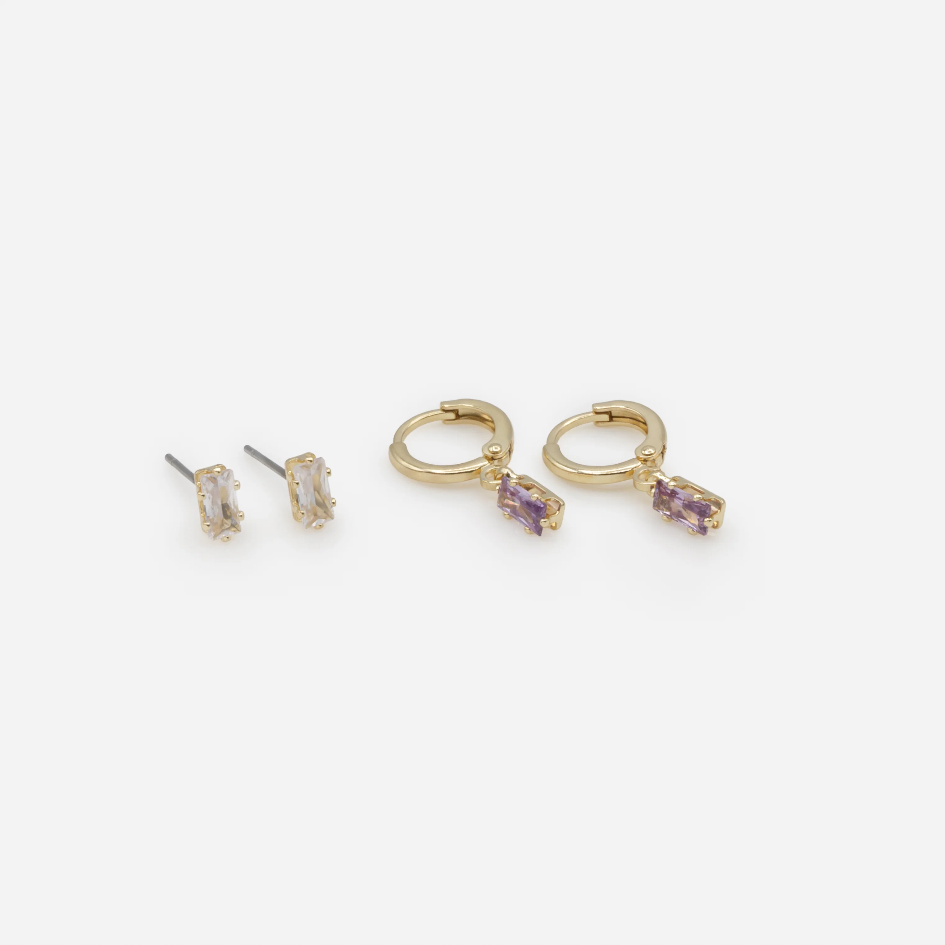 Duo de boucles d'oreilles dorées pierre blanche et anneaux avec breloque pierre mauve - Image 2