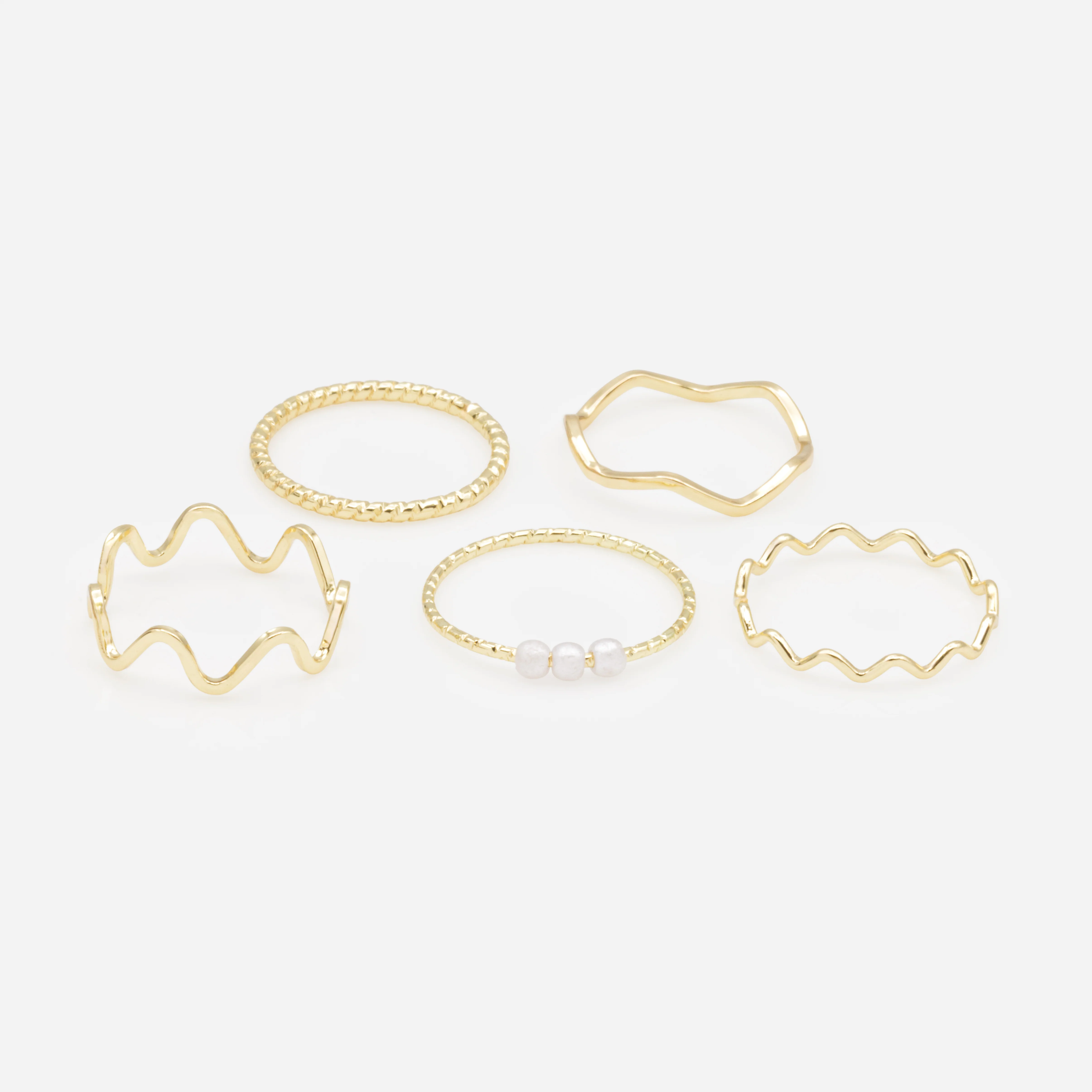Ensemble de cinq bagues dorées de tailles variées avec effet vagues et petites perles