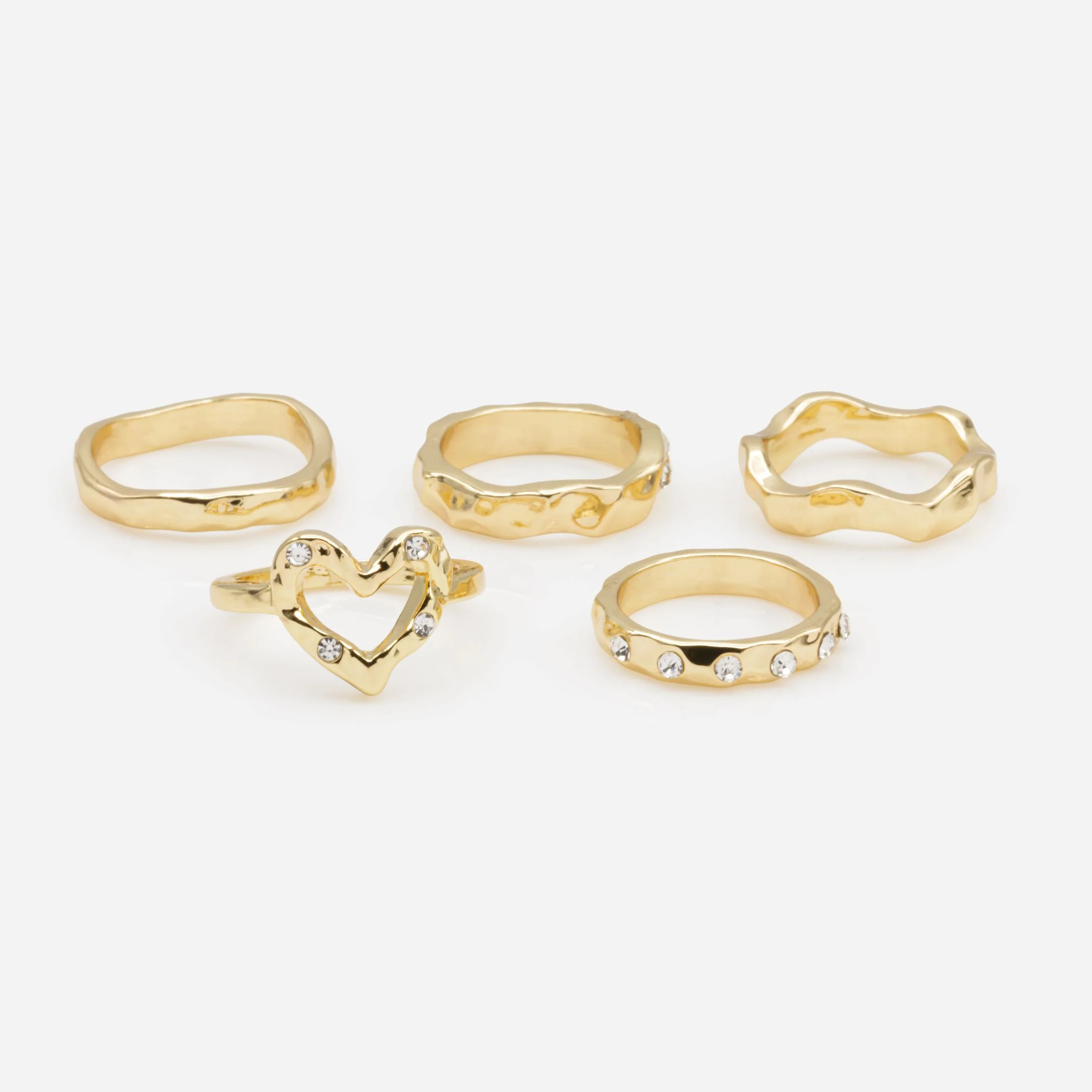 Ensemble de cinq bagues dorées martelées de tailles variées avec zircons cubiques