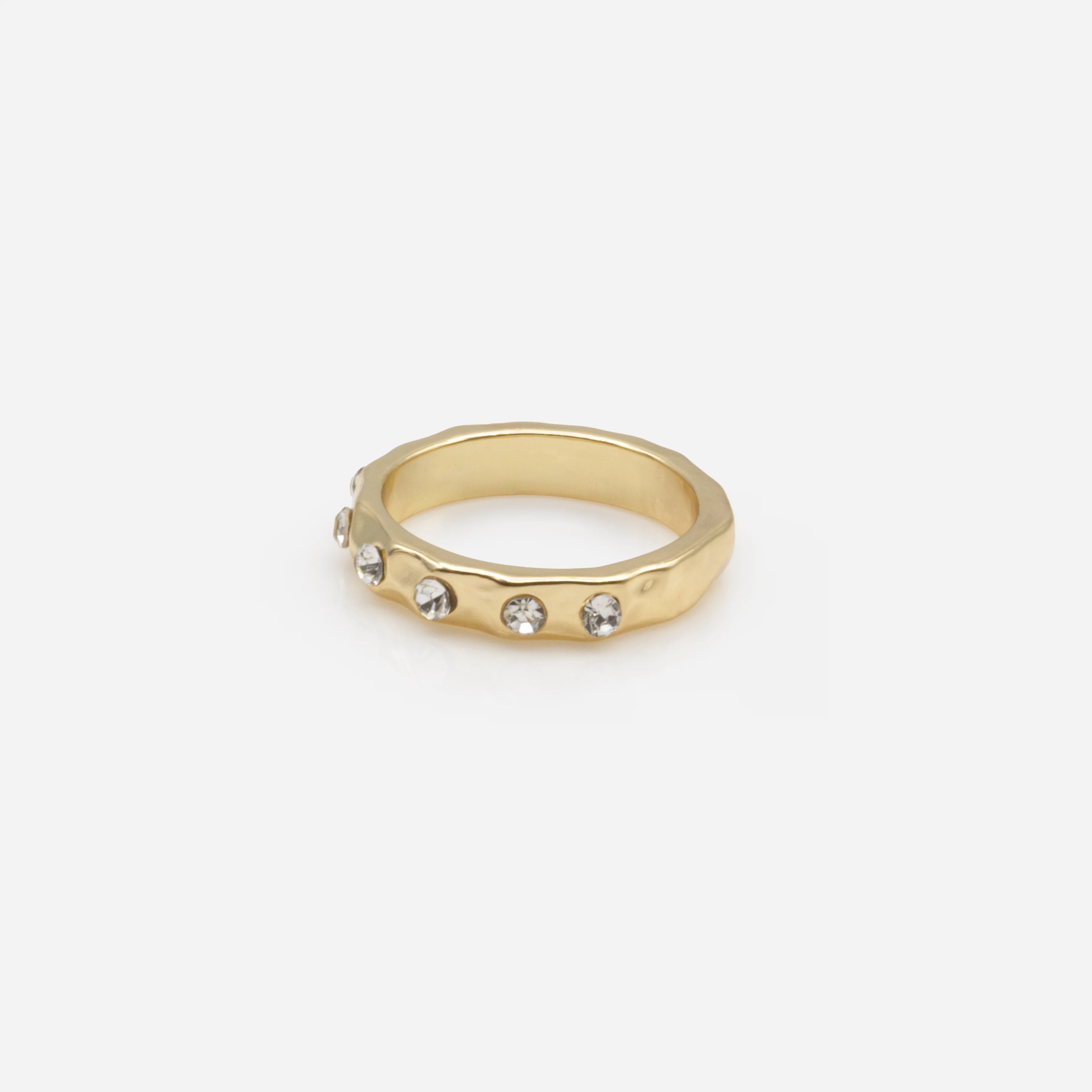 Ensemble de cinq bagues dorées martelées de tailles variées avec zircons cubiques - Image 3
