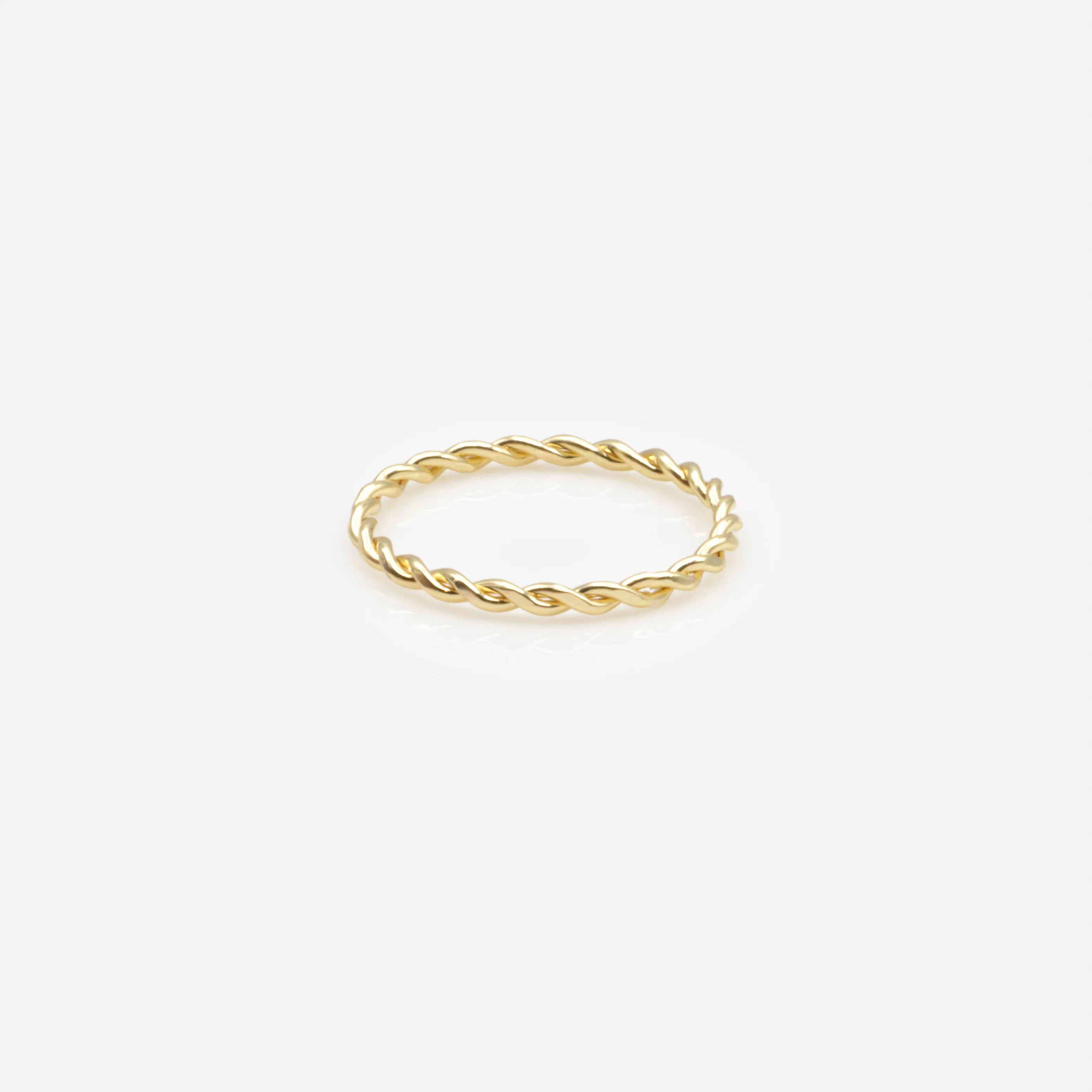 Ensemble de cinq bagues dorées de tailles variées avec torsades et blanc nacré - Image 3