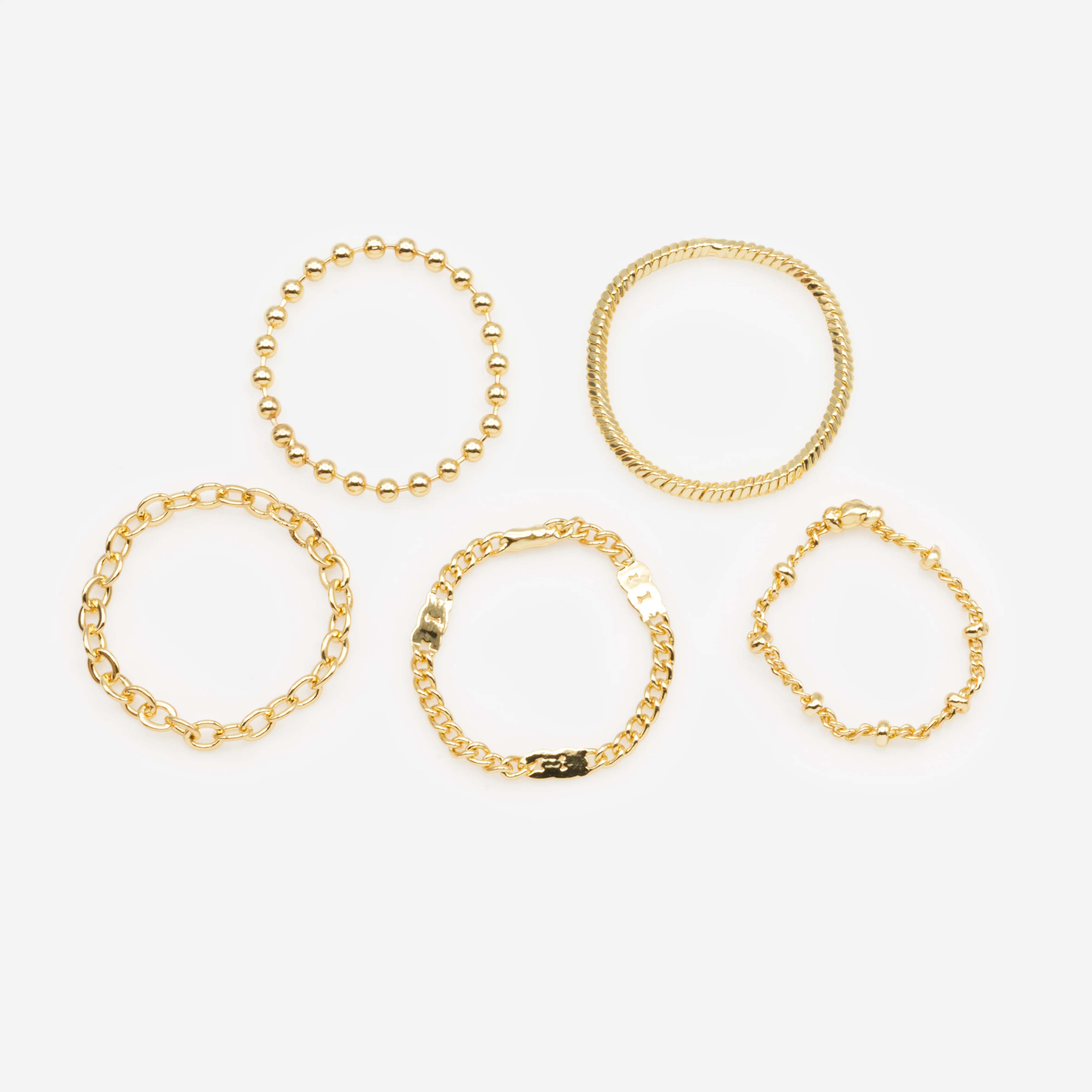 Ensemble de cinq bagues dorées de tailles variées faites de mailles diverses - Image 2