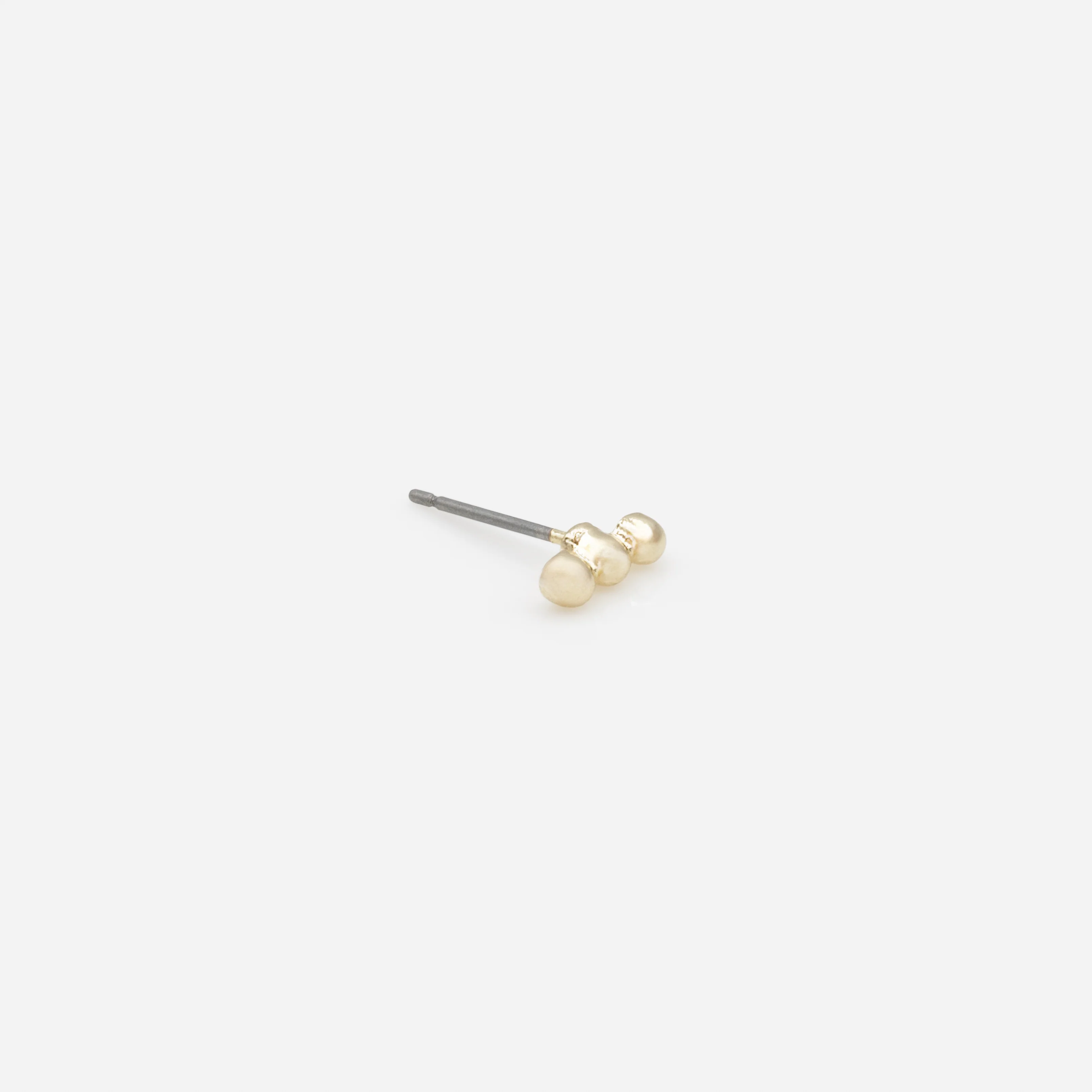 Ensemble de quatre boucles d'oreilles et de deux manchettes dorées - Image 7