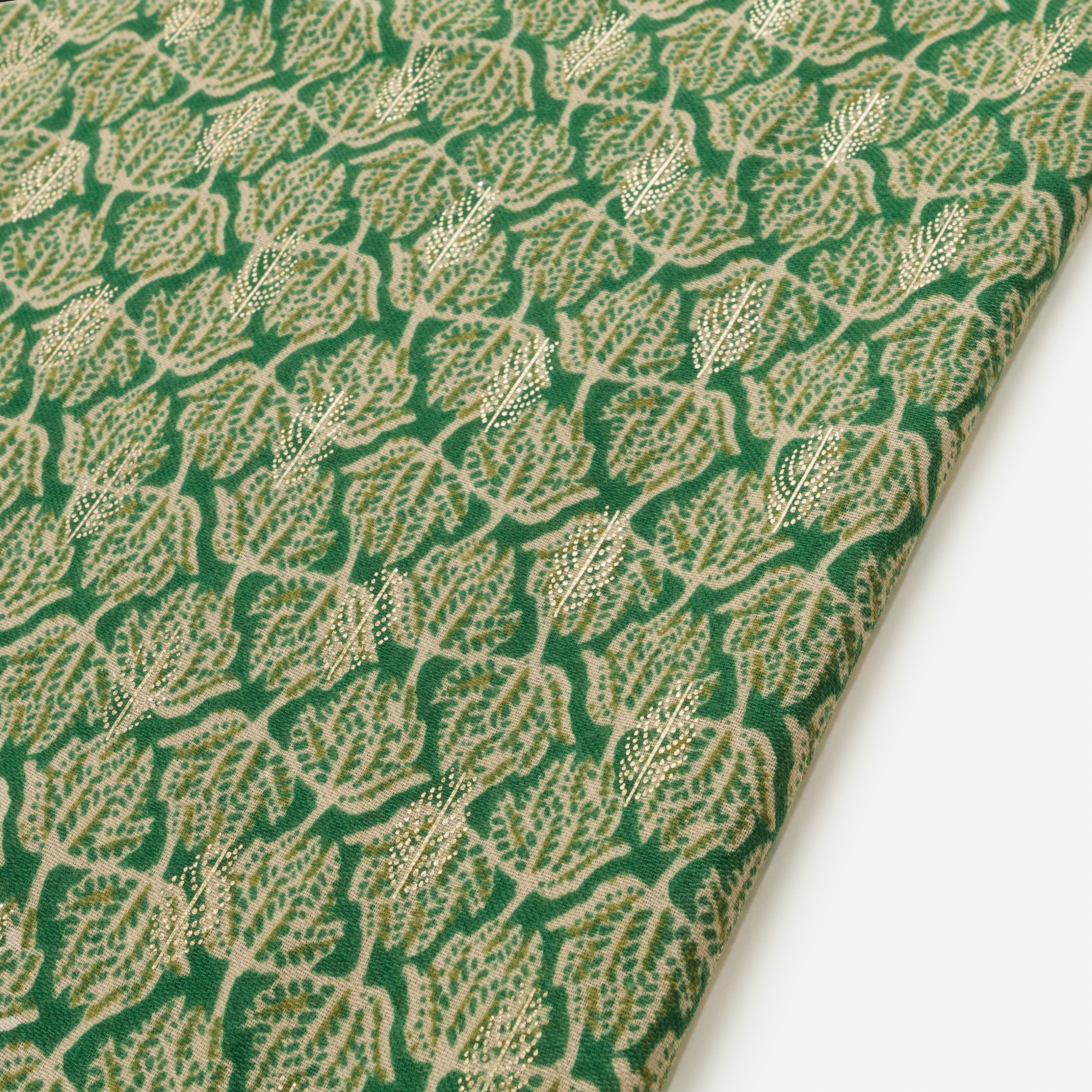 Foulard léger vert imprimé de feuilles avec touches dorées - Image 2