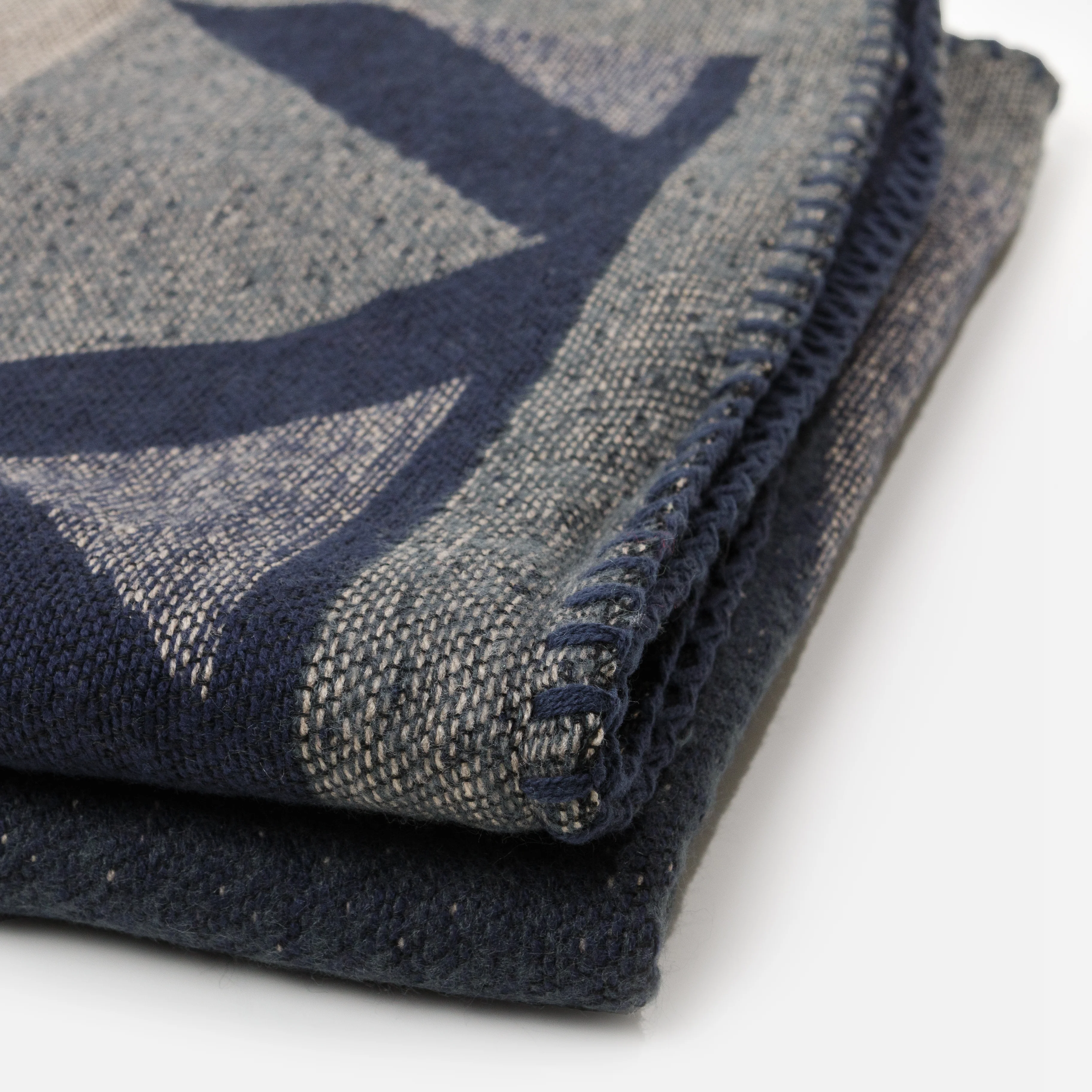 Poncho marine et vert foncé à motifs géométriques - Image 2