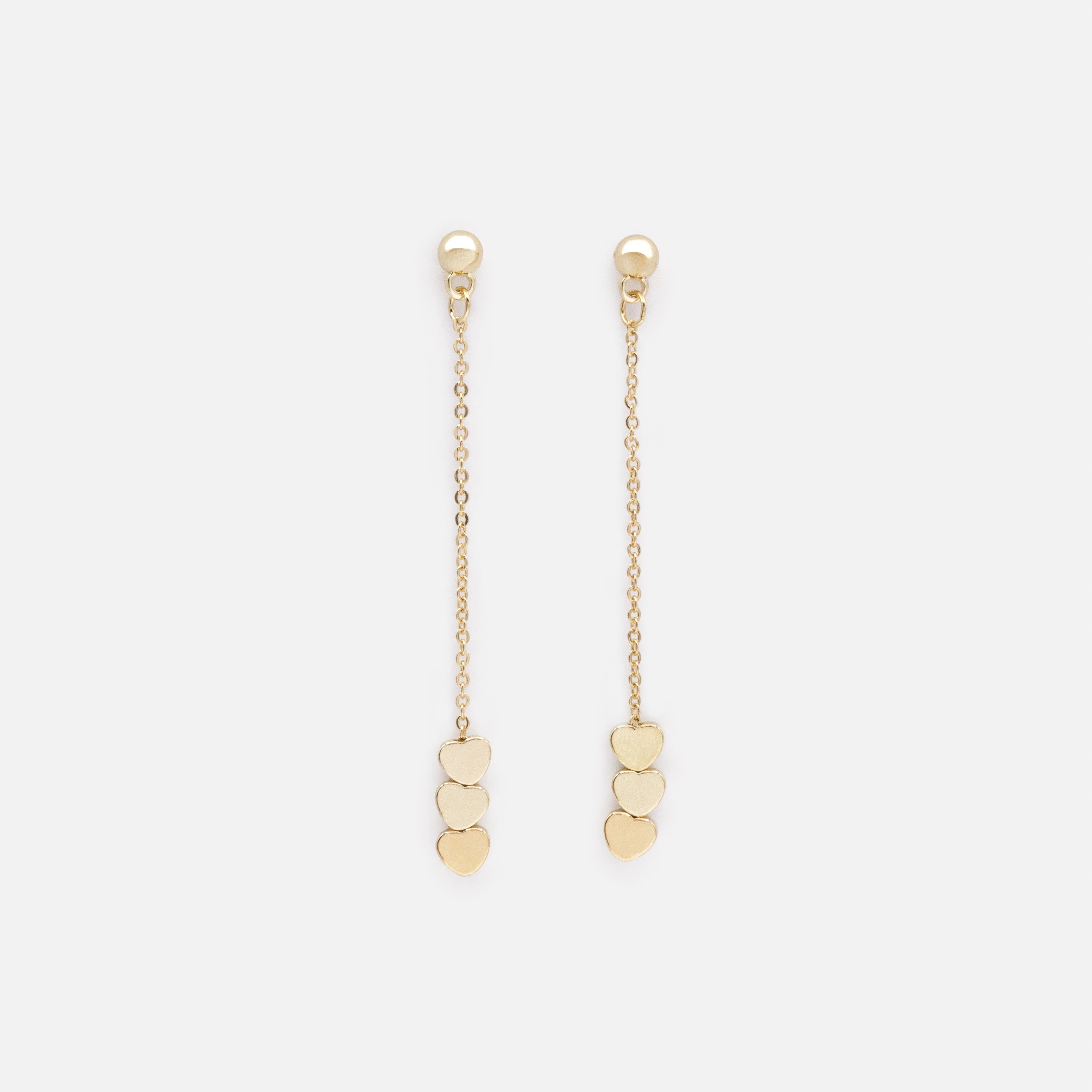 Longues boucles d'oreilles dorées avec trio de cœurs plats
