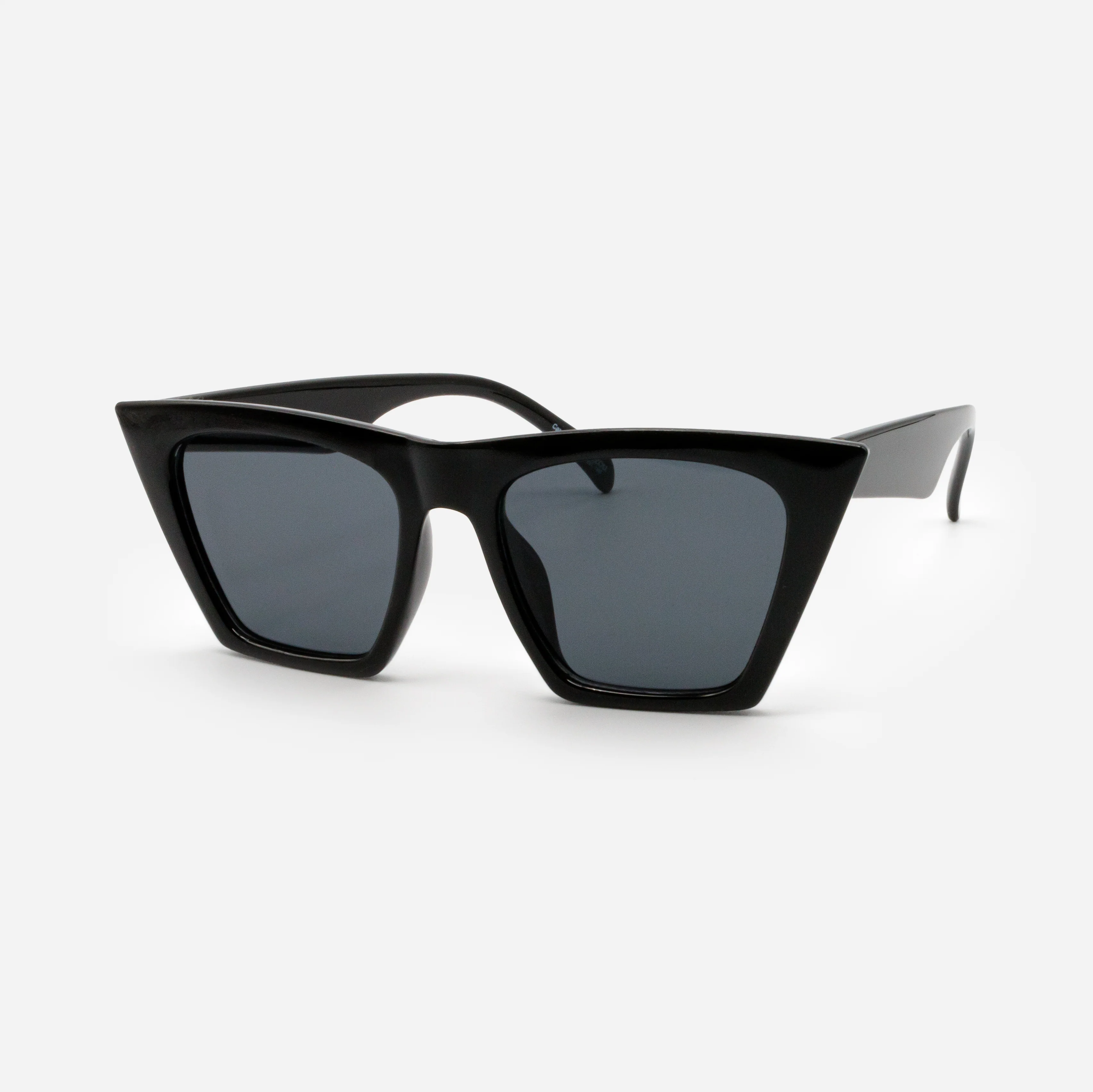 Lunettes de soleil noires avec verres noirs en pointe