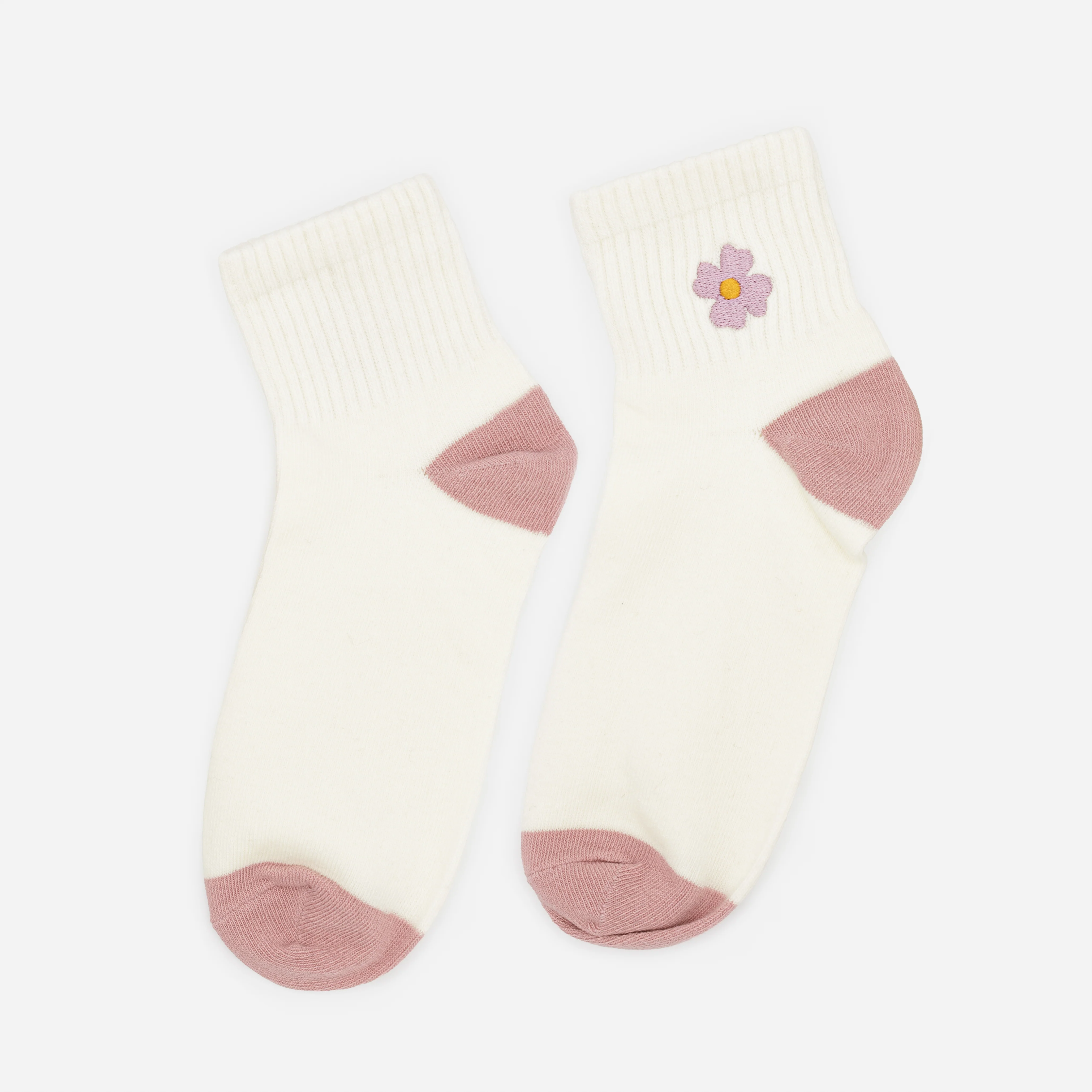 Mini bas crème côtelés avec broderie fleur mauve